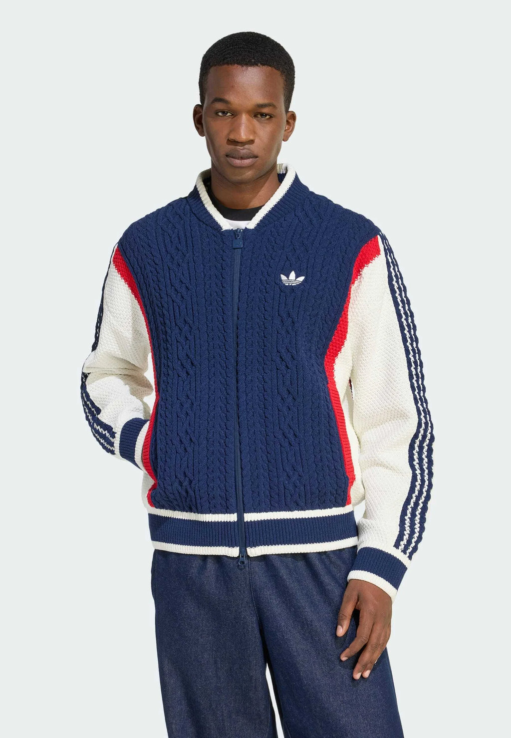 Cardigan zip-up in maglia navy e crema con dettagli rossi, caratterizzato da un design testurizzato, polsini a costine e il logo iconico sul petto.