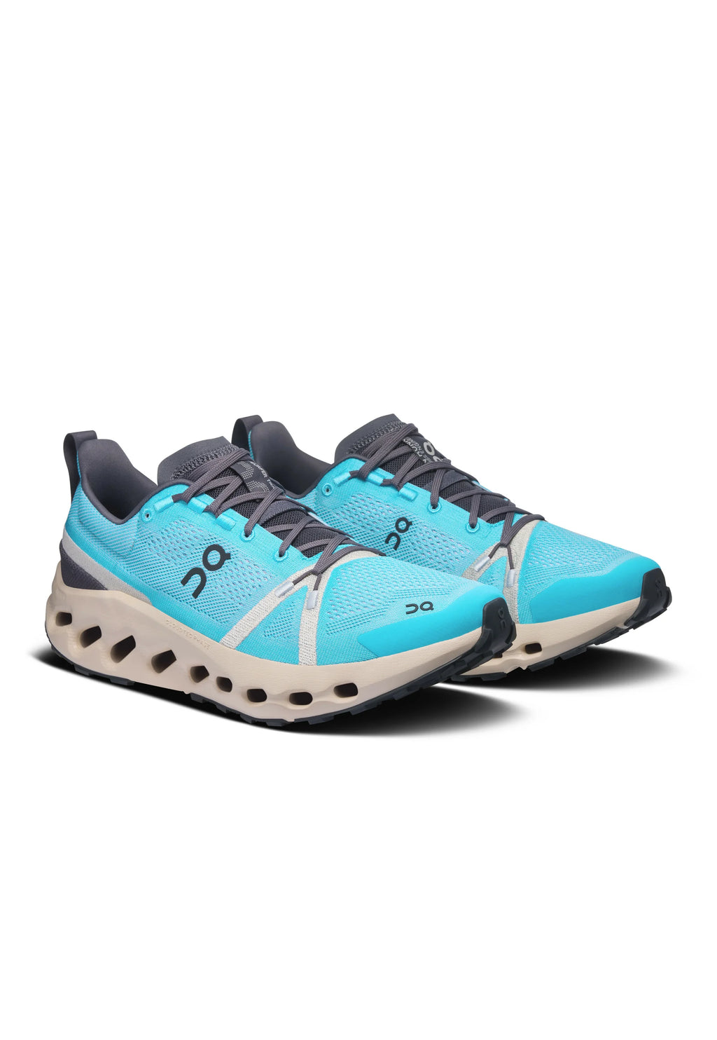 Scarpe sportive azzurro chiaro con tomaia in rete, dettagli grigio scuro e suola beige caratterizzata da ampie aperture per ventilazione e ammortizzazione.