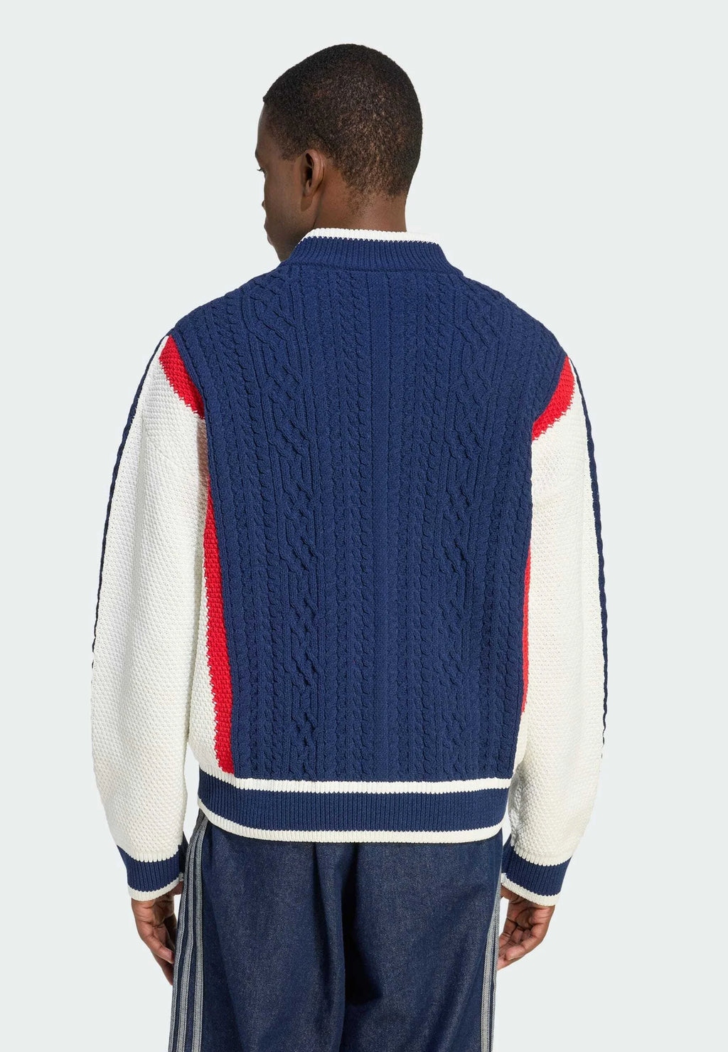 Cardigan lavorato a maglia blu navy con accenti bianchi e rossi, caratterizzato da un motivo testurizzato e polsini e orlo a coste.