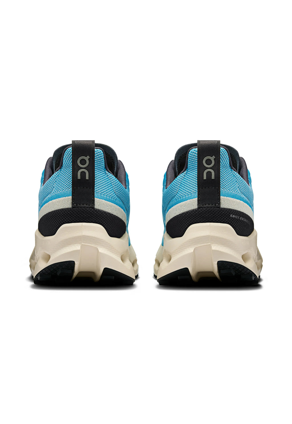 Scarpe da atletica blu e nere con una tomaia in mesh testurizzato, un intersuola color crema e una suola in gomma pronunciata, dotate di linguette posteriori.