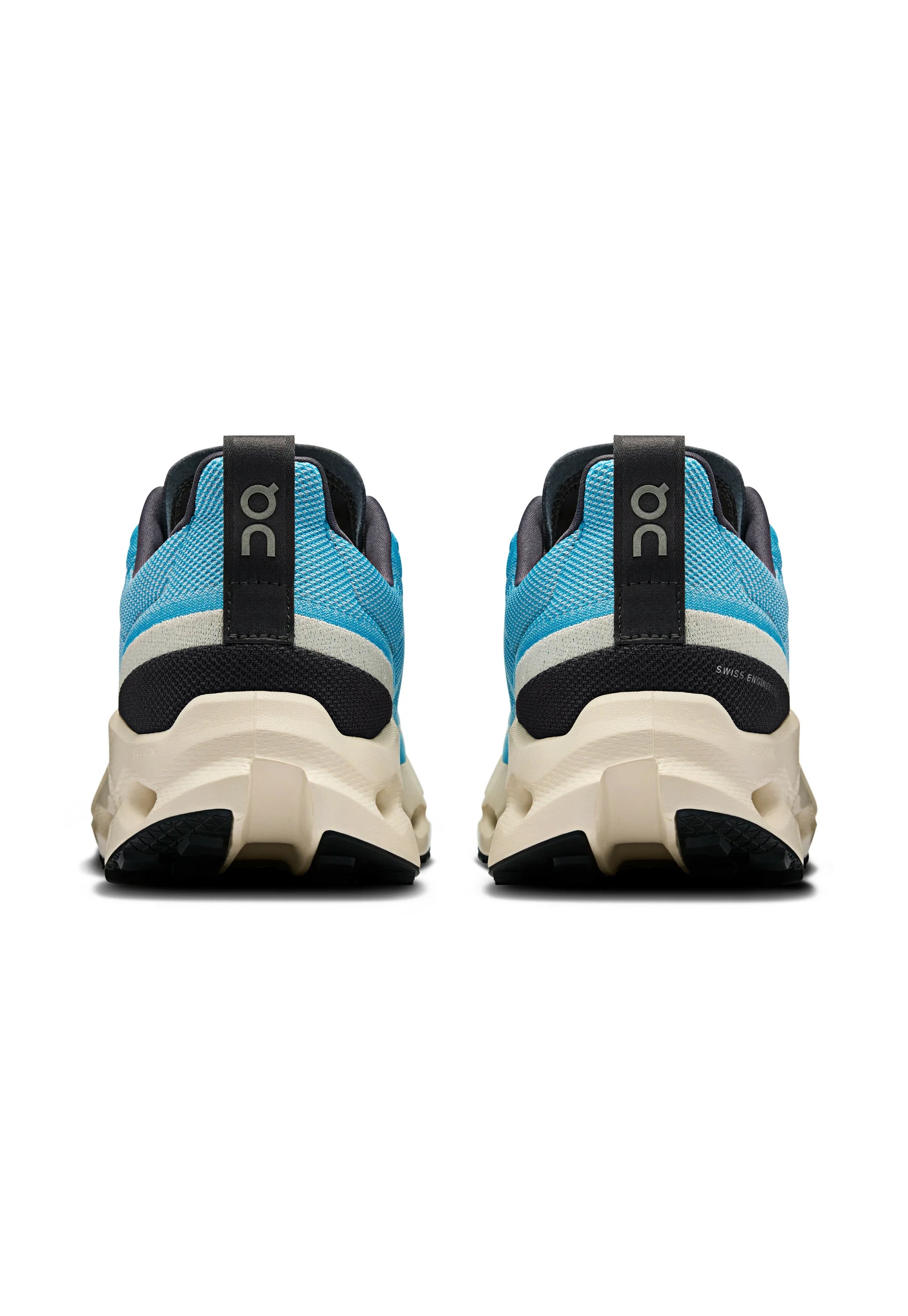 Scarpe da atletica blu e nere con una tomaia in mesh testurizzato, un intersuola color crema e una suola in gomma pronunciata, dotate di linguette posteriori.