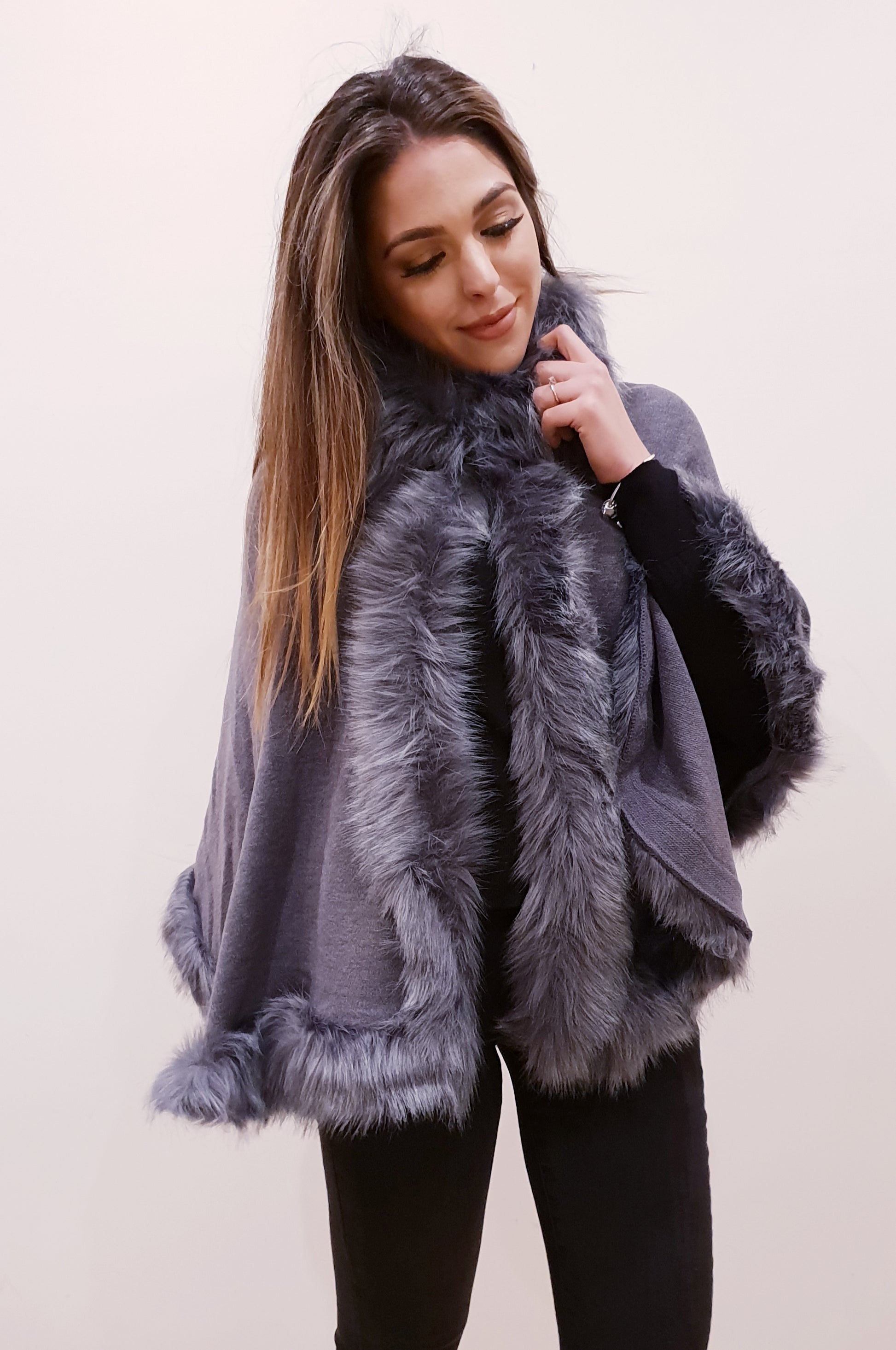 Mantella Corta Senza Maniche in Ecopelliccia