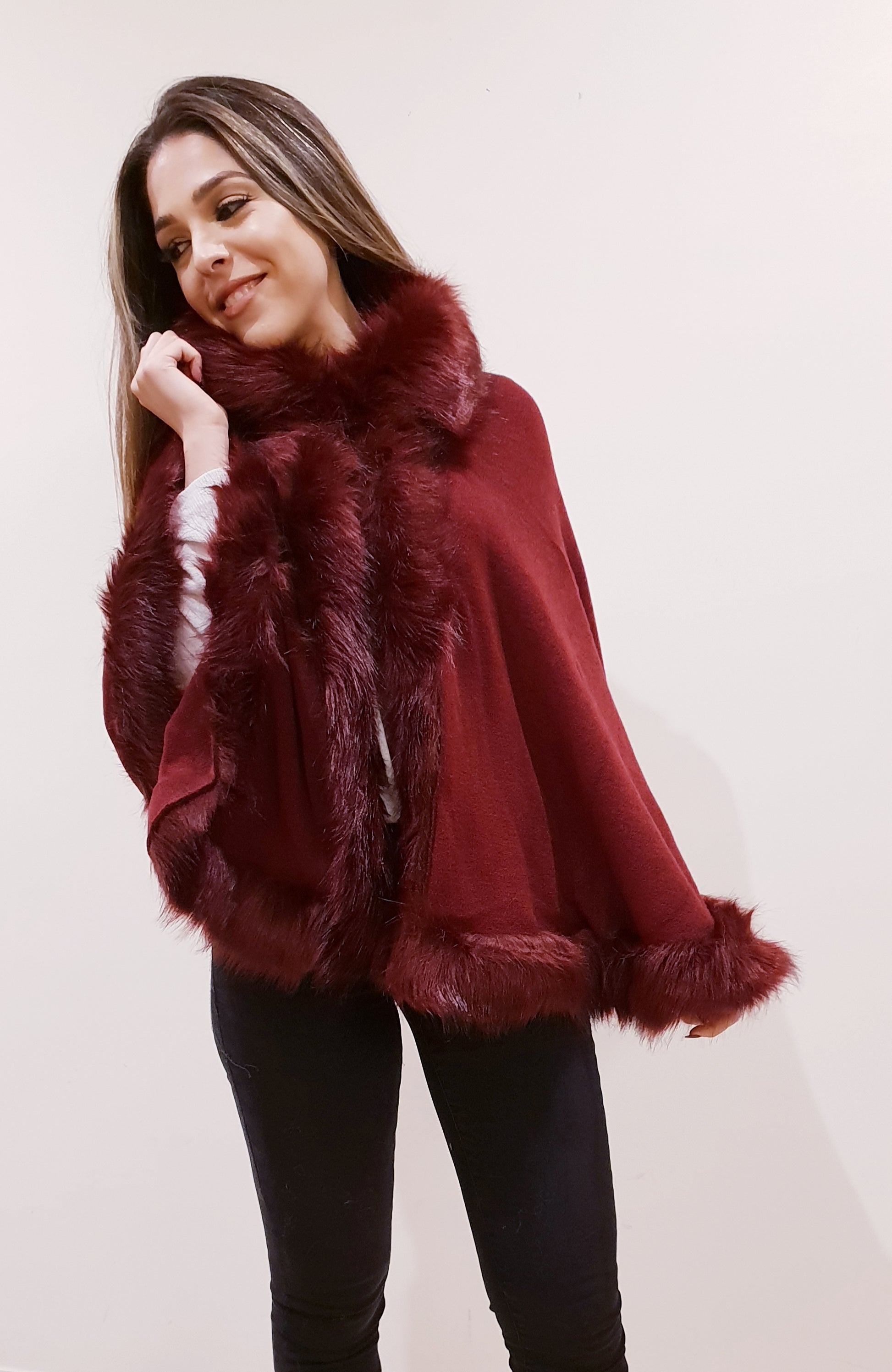 Mantella Corta Senza Maniche in Ecopelliccia