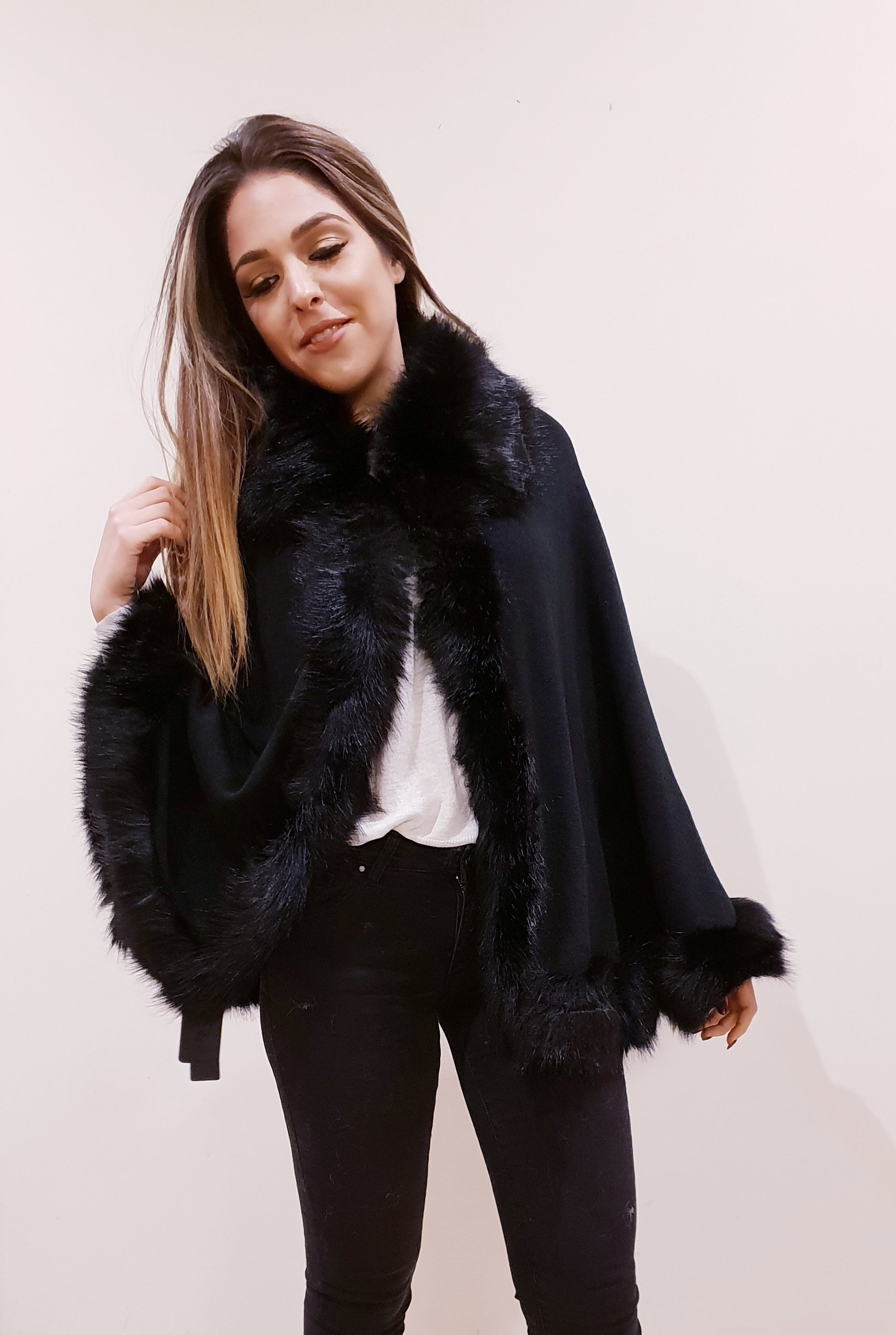 Mantella Corta Senza Maniche in Ecopelliccia