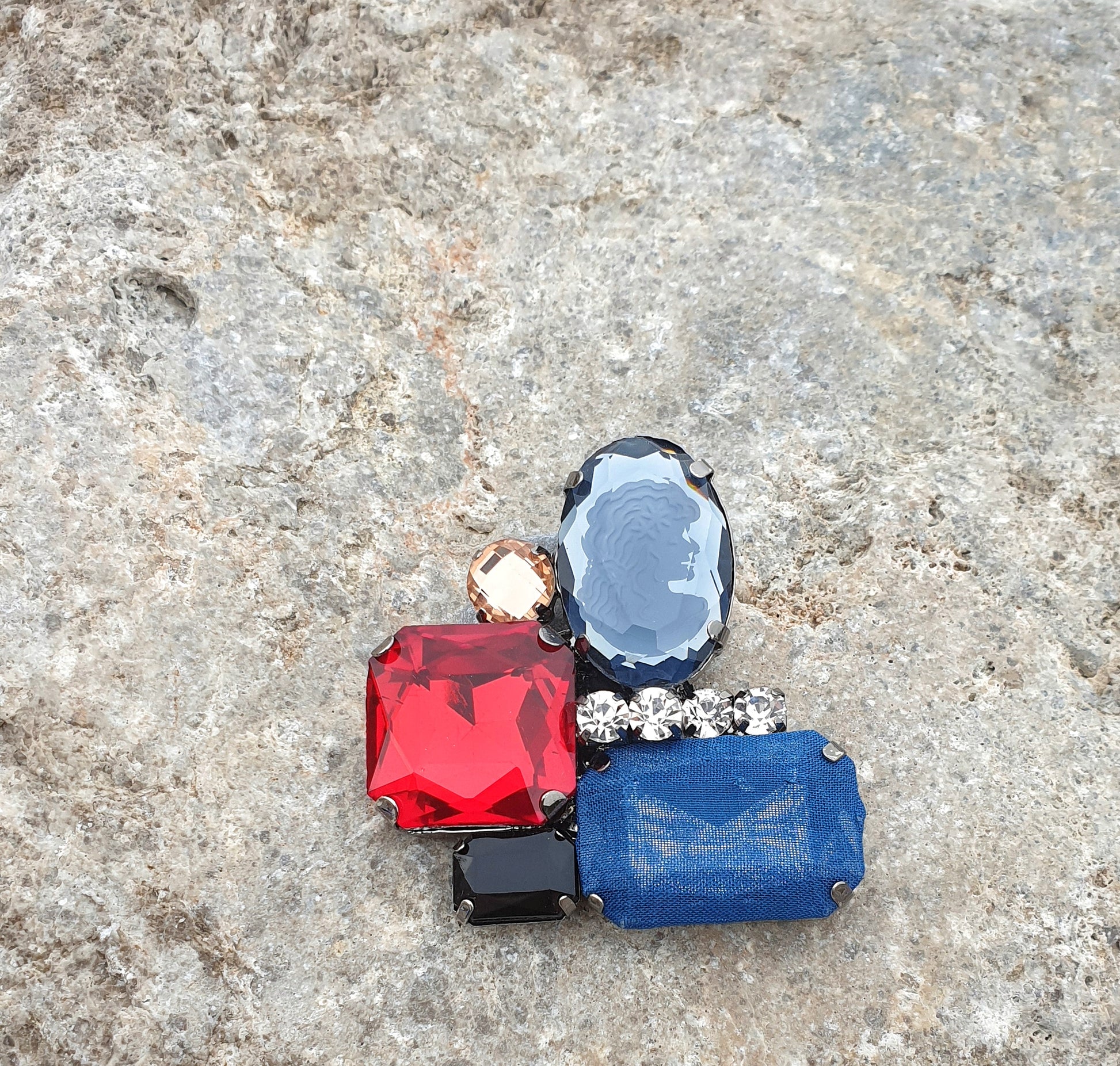 Spilla gioiello con pietre e cameo