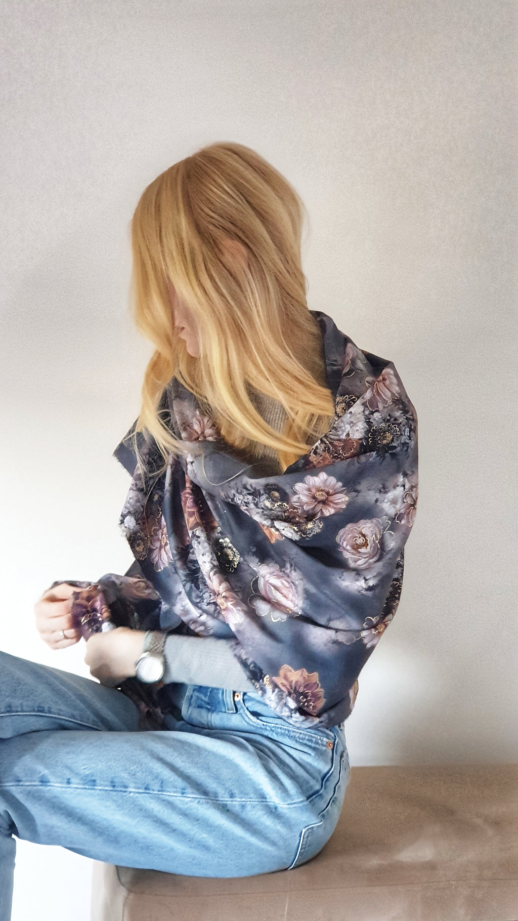 Sciarpa morbida fiori sfumata