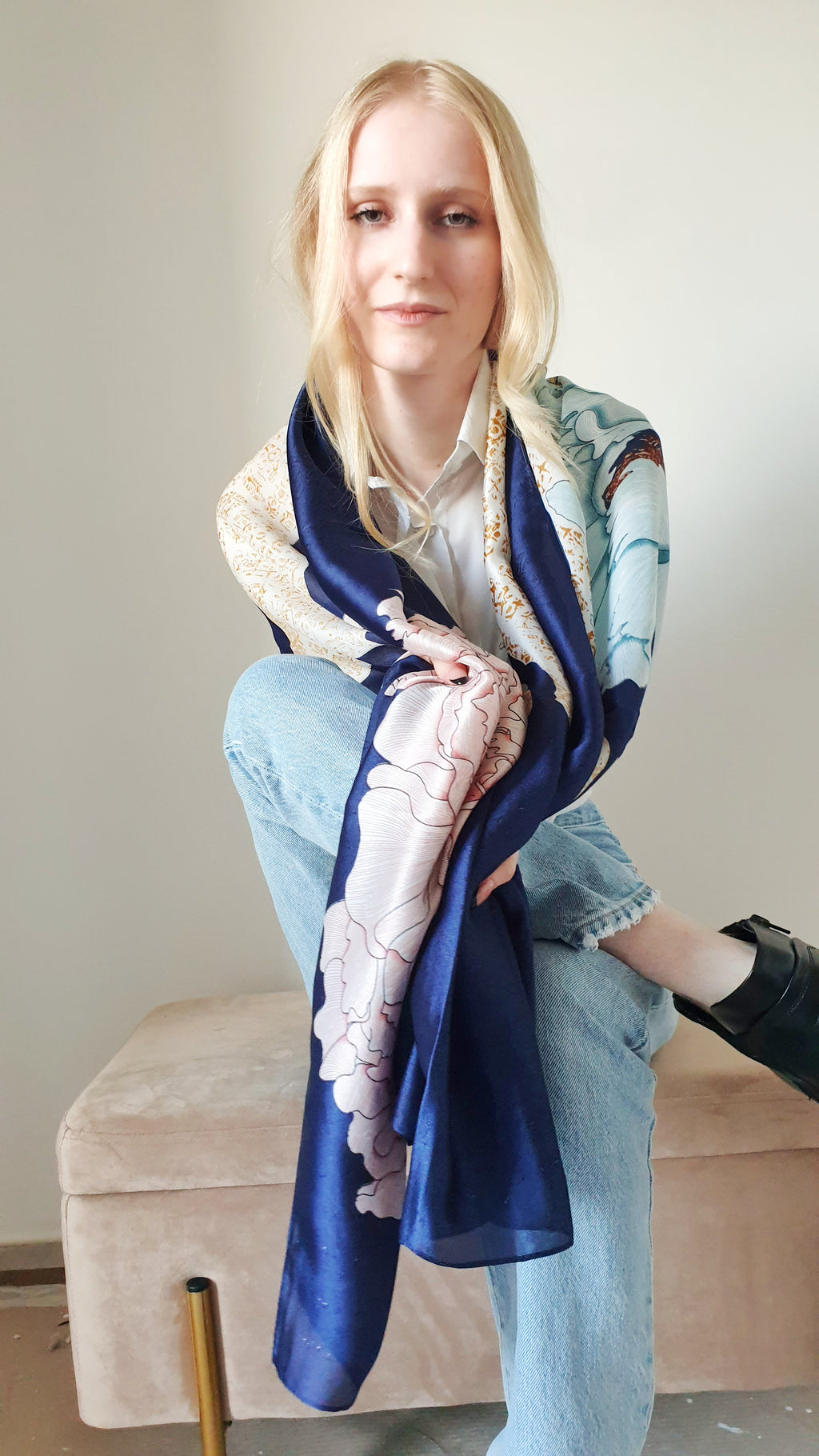 Foulard blu con fiori