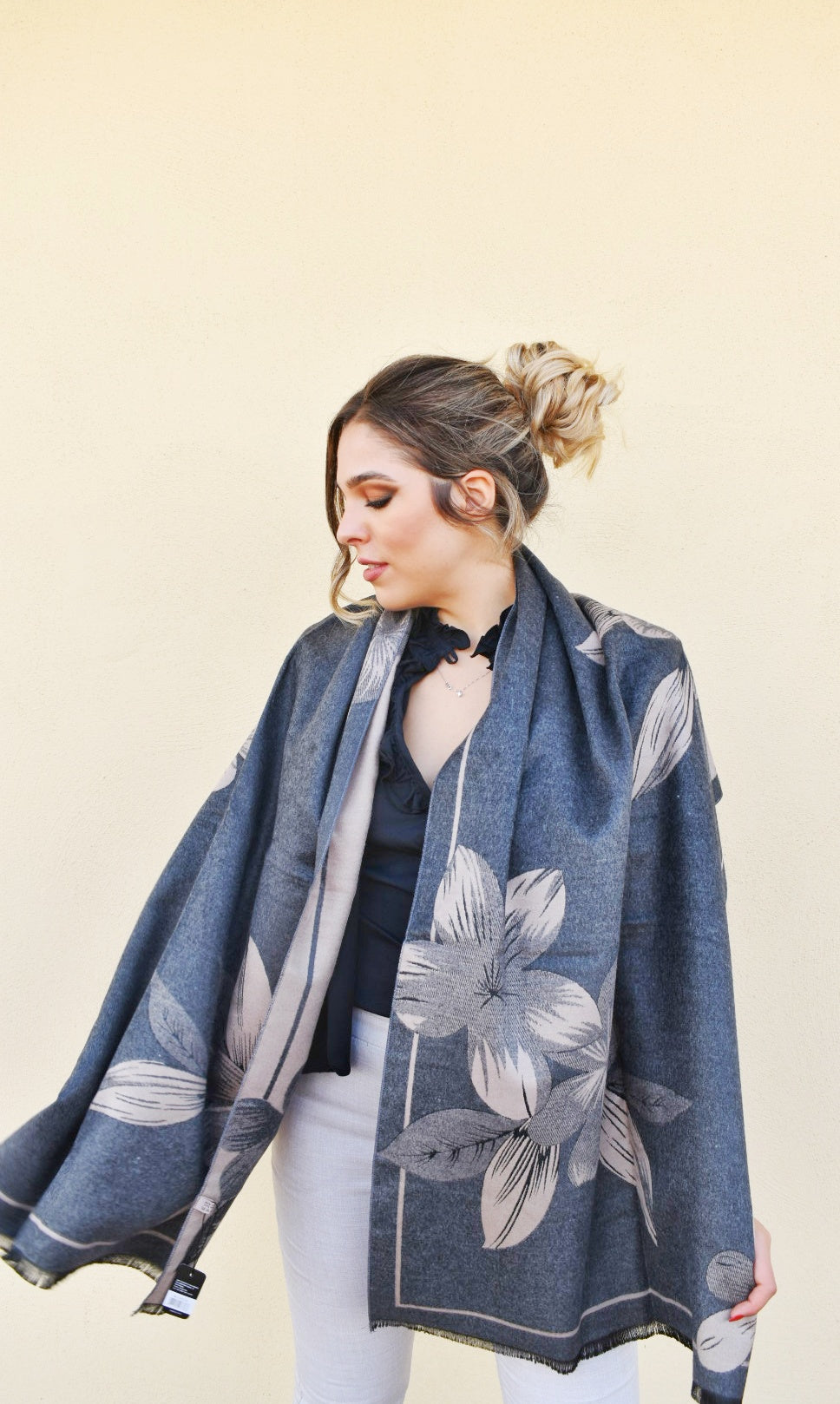 Sciarpa elegante con fiori