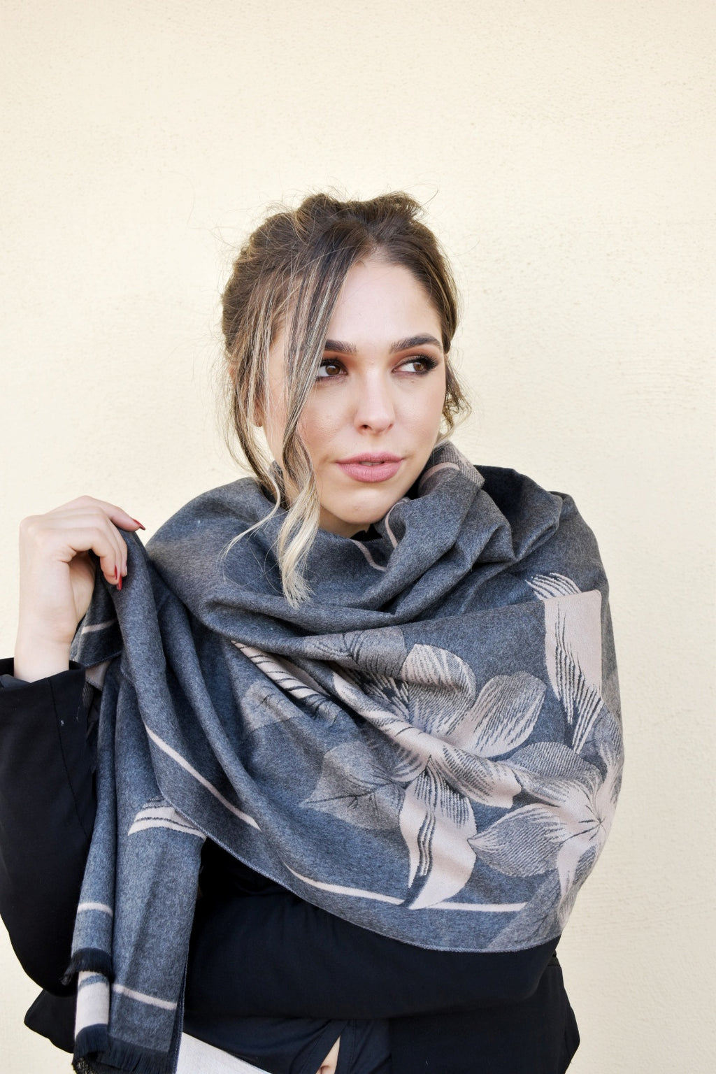 Sciarpa elegante con fiori