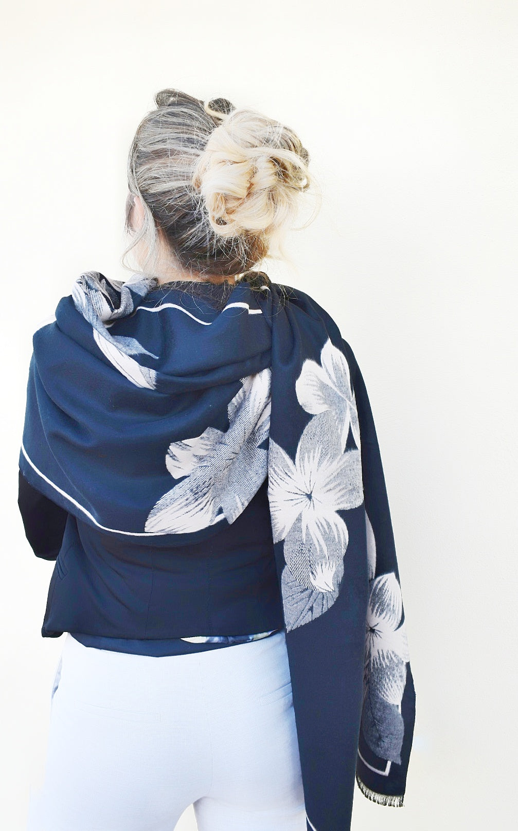 Sciarpa elegante con fiori