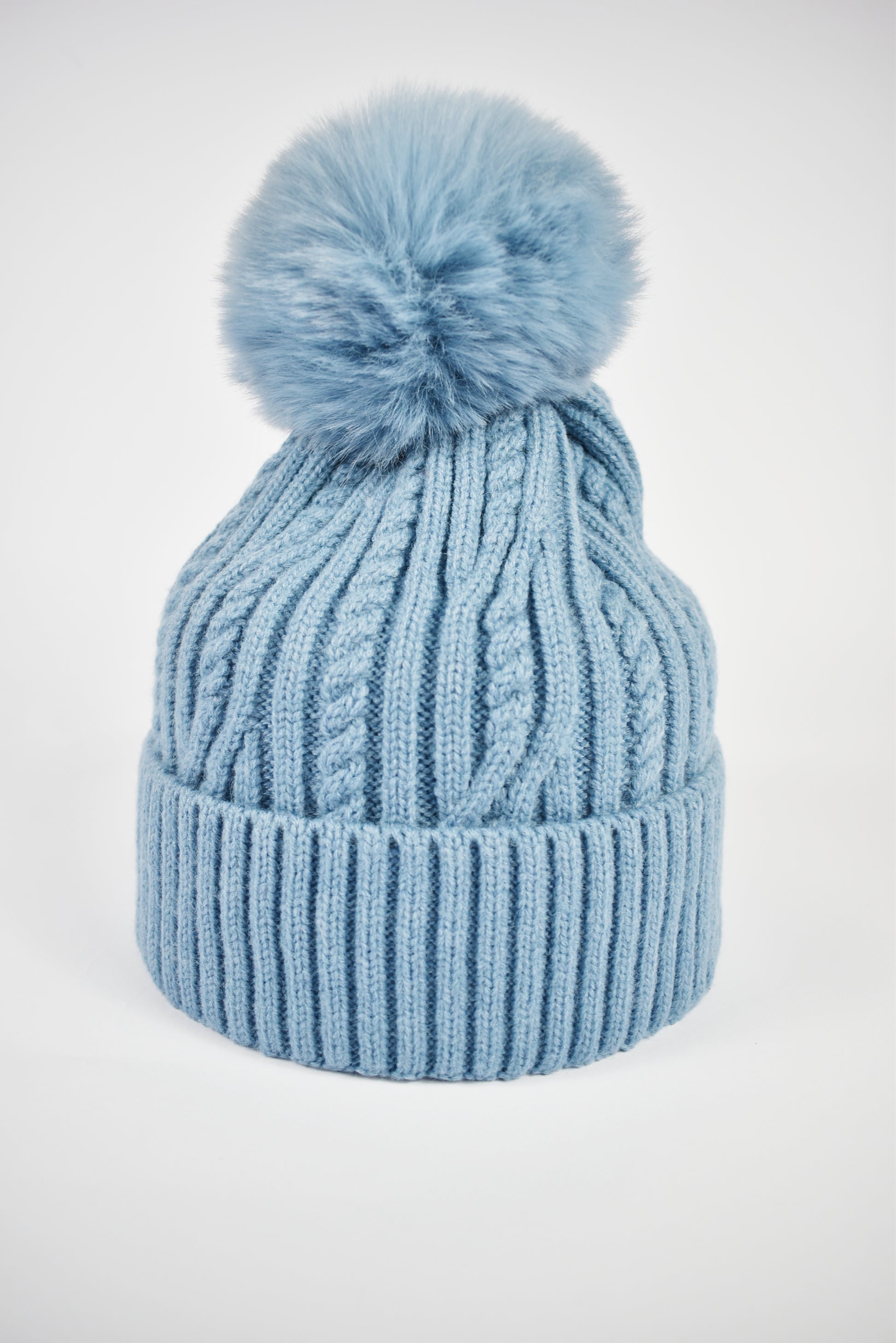 Cappello trecce pompon