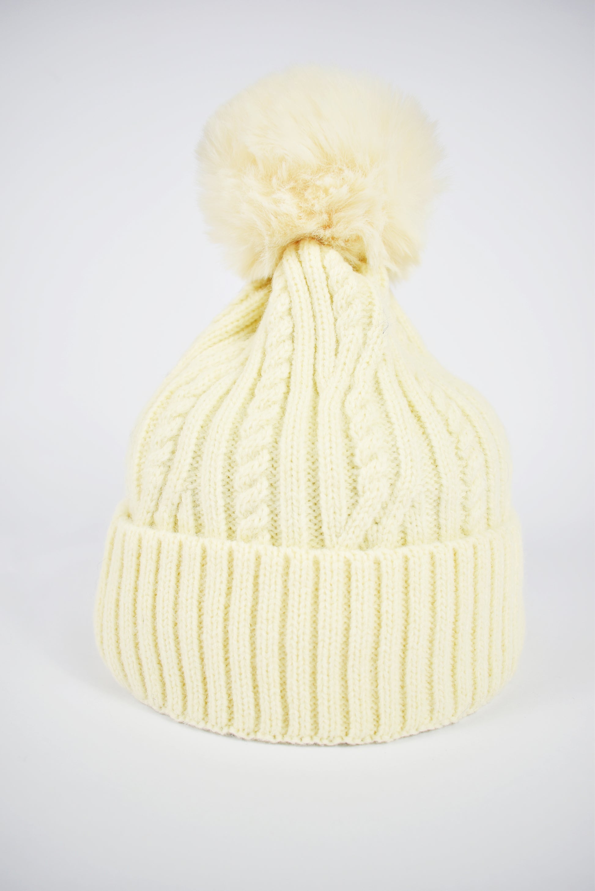 Cappello trecce pompon