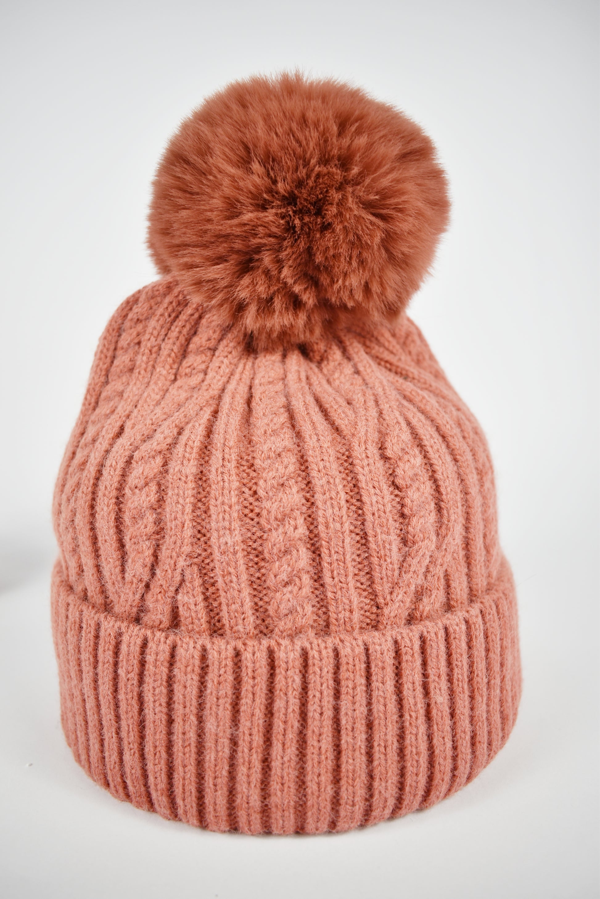 Cappello trecce pompon