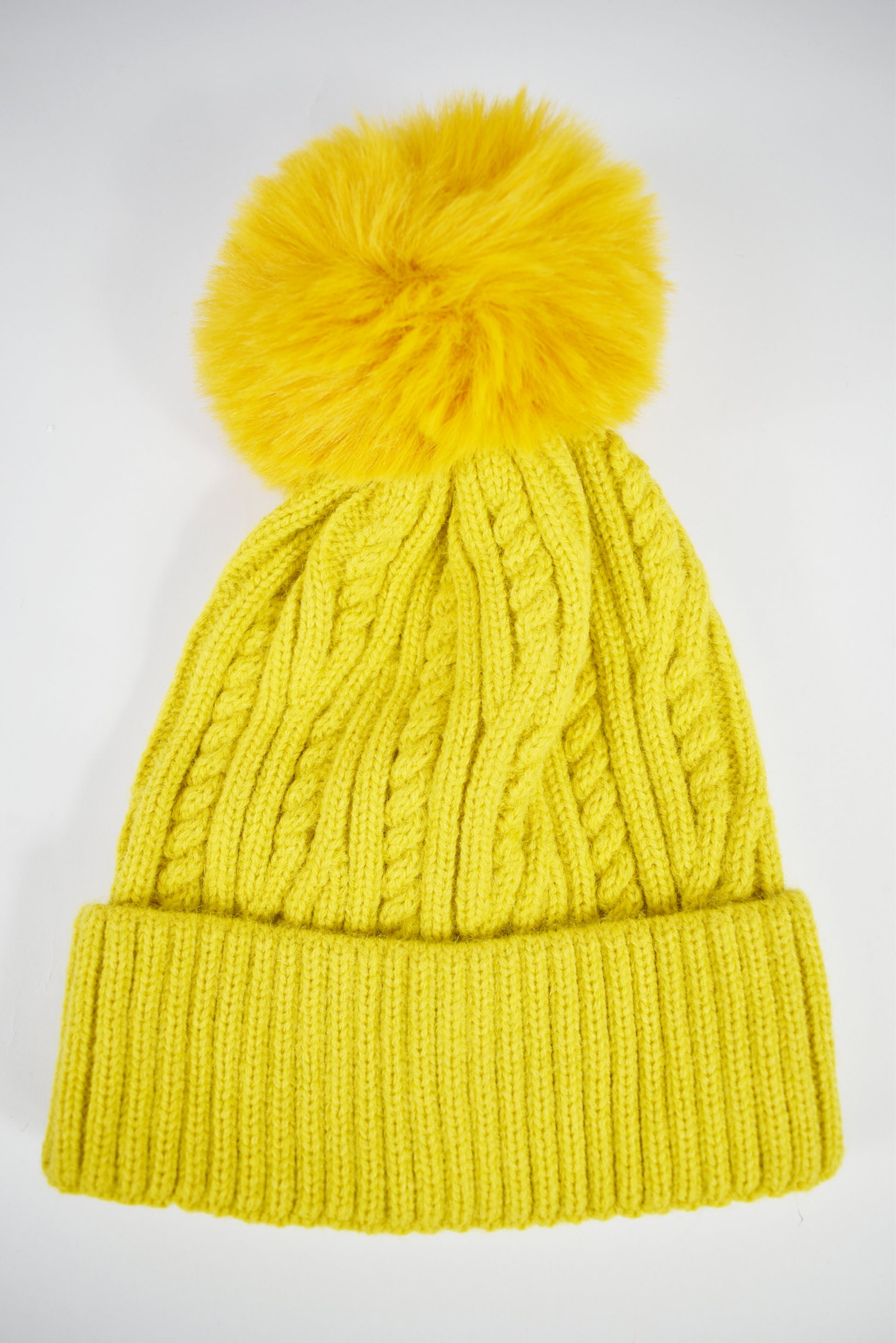 Cappello trecce pompon