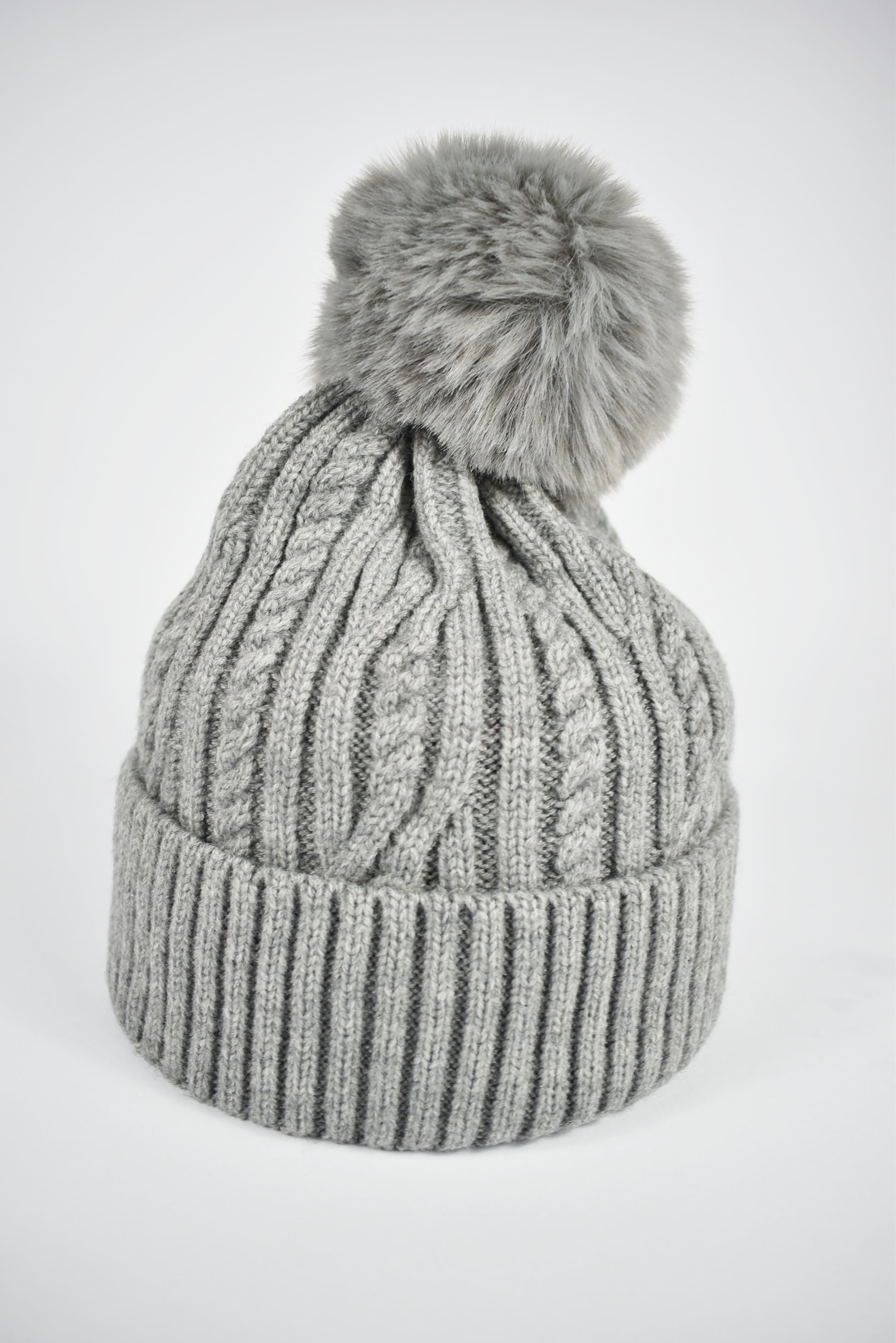 Cappello trecce pompon