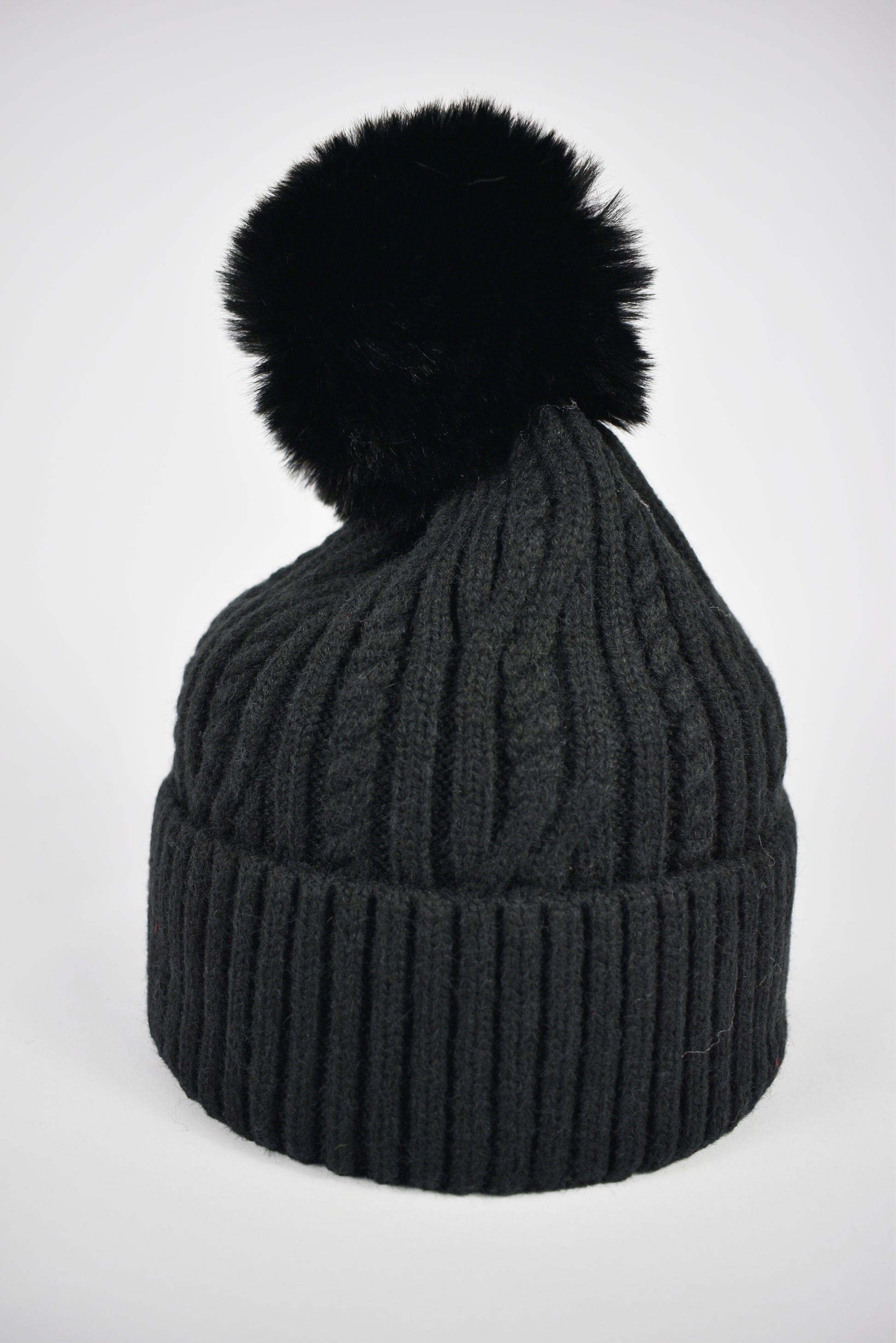 Cappello trecce pompon
