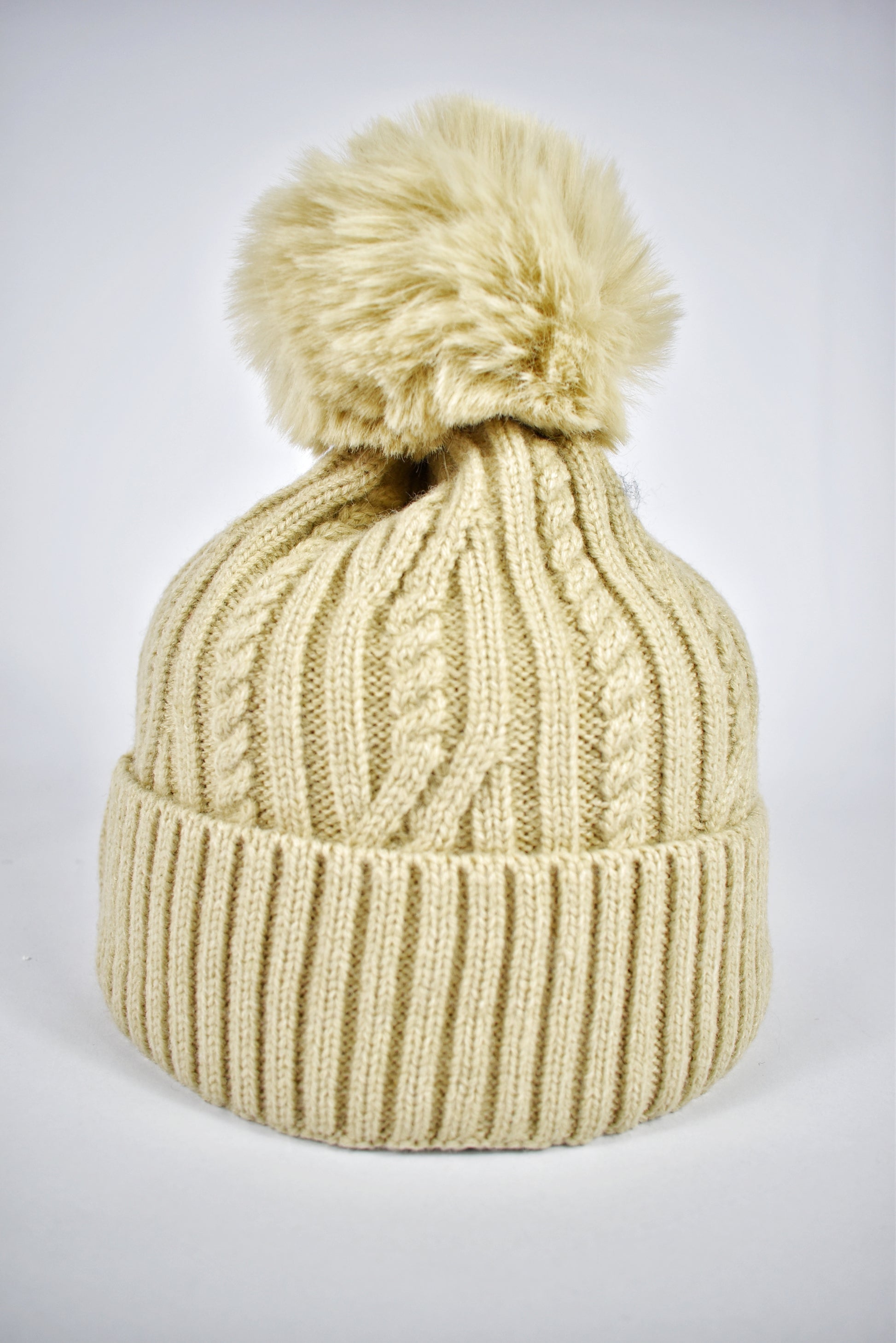 Cappello trecce pompon