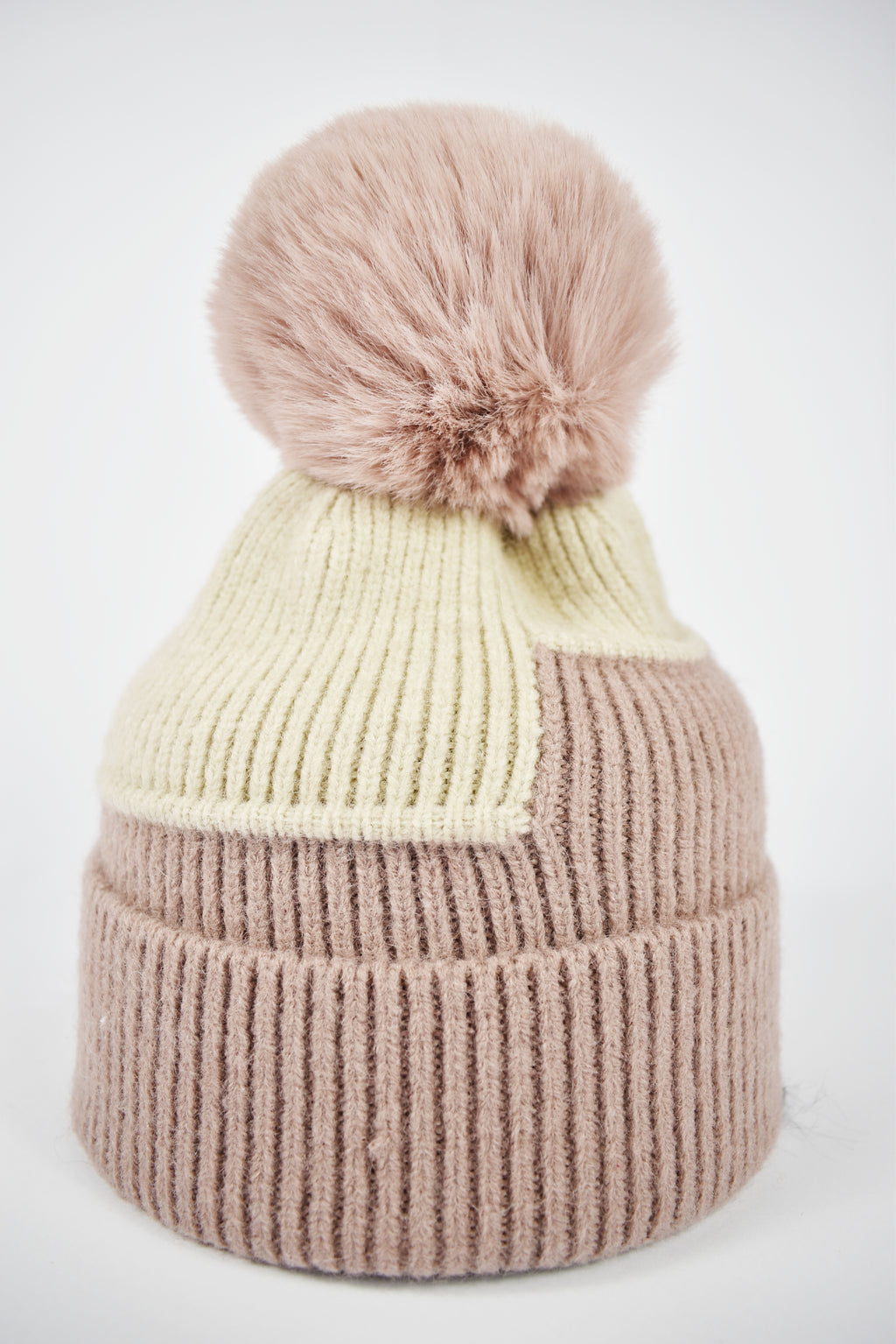 Cappello bicolor con pompon