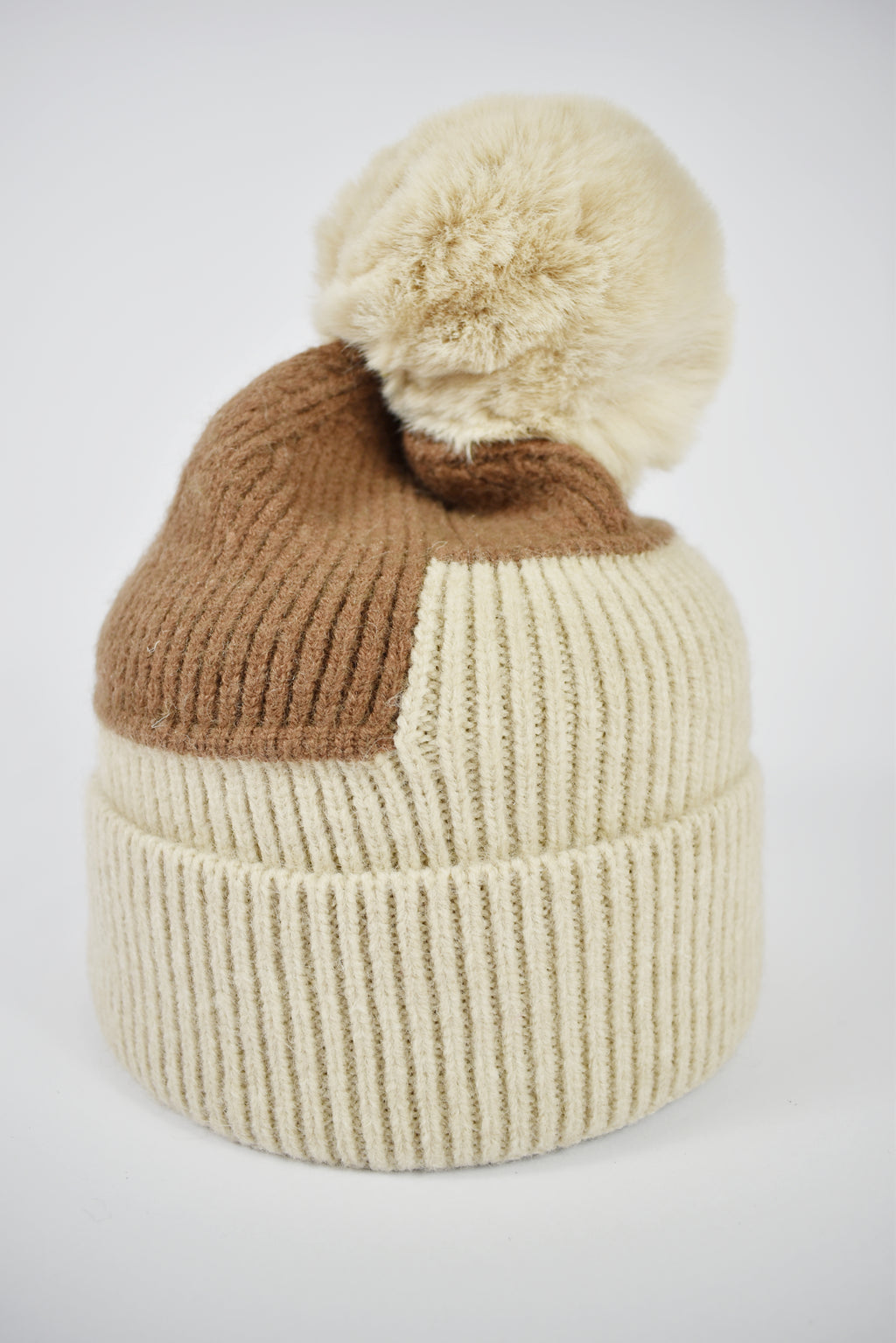 Cappello bicolor con pompon