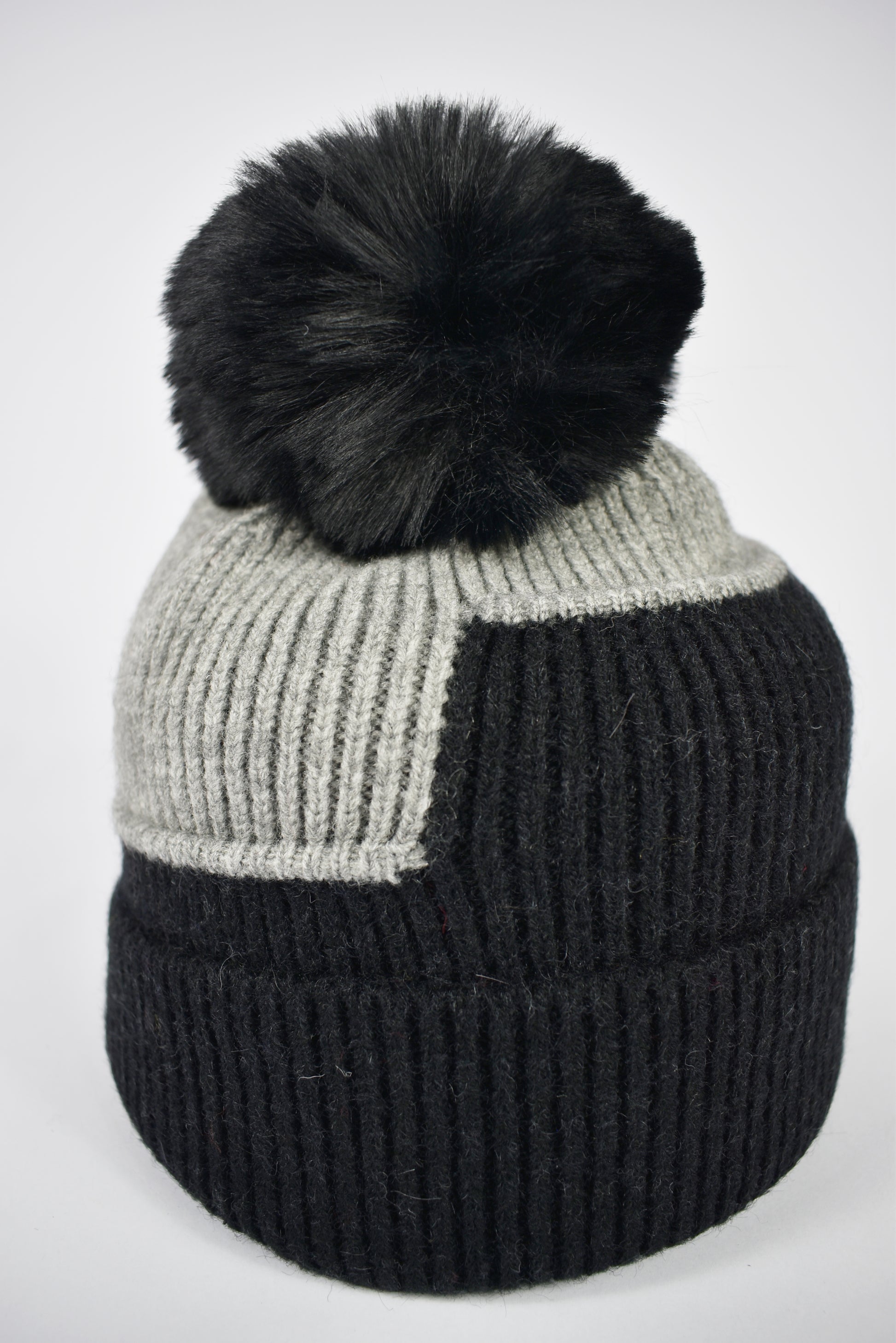 Cappello bicolor con pompon
