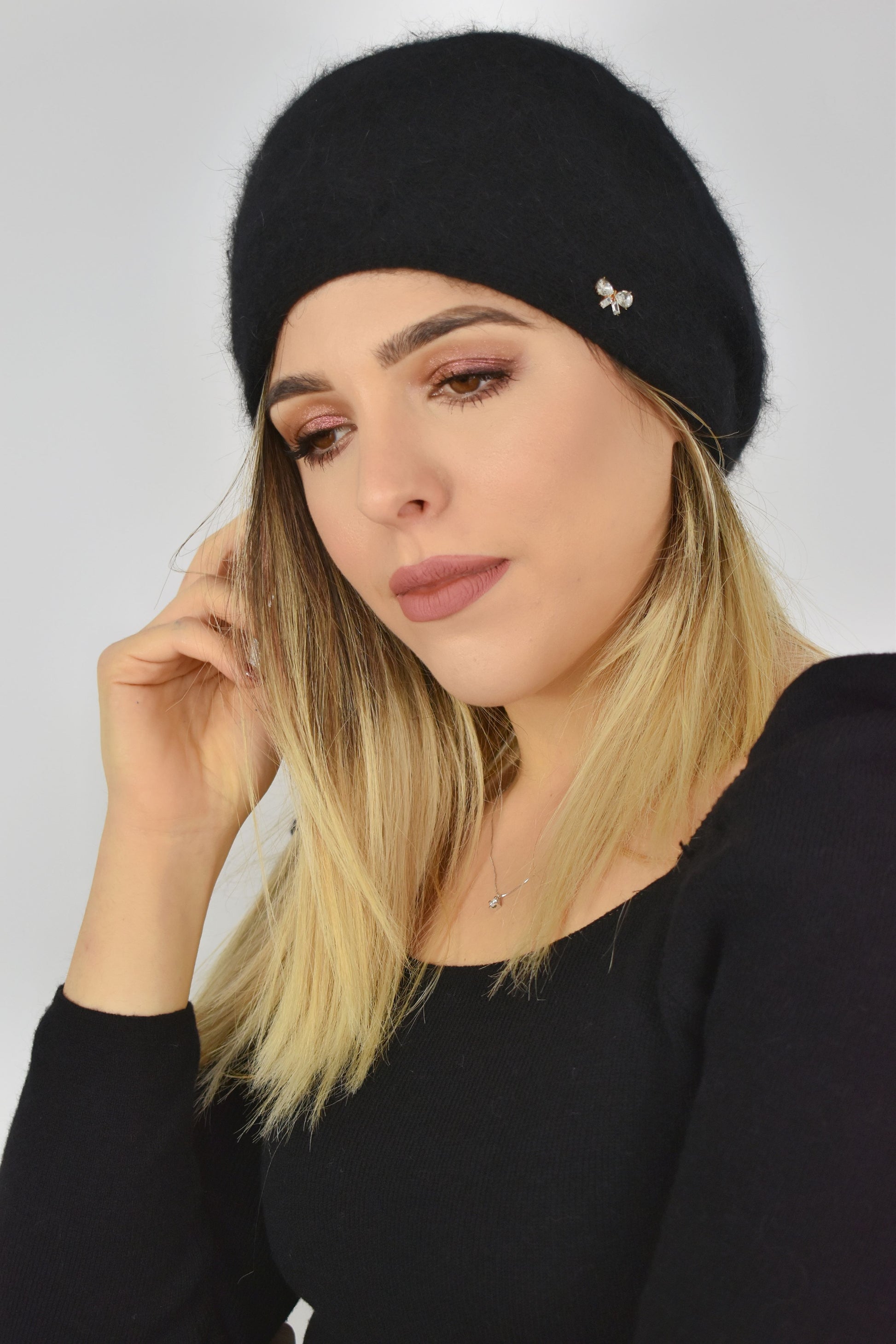 Berretto basco con fiocchetto