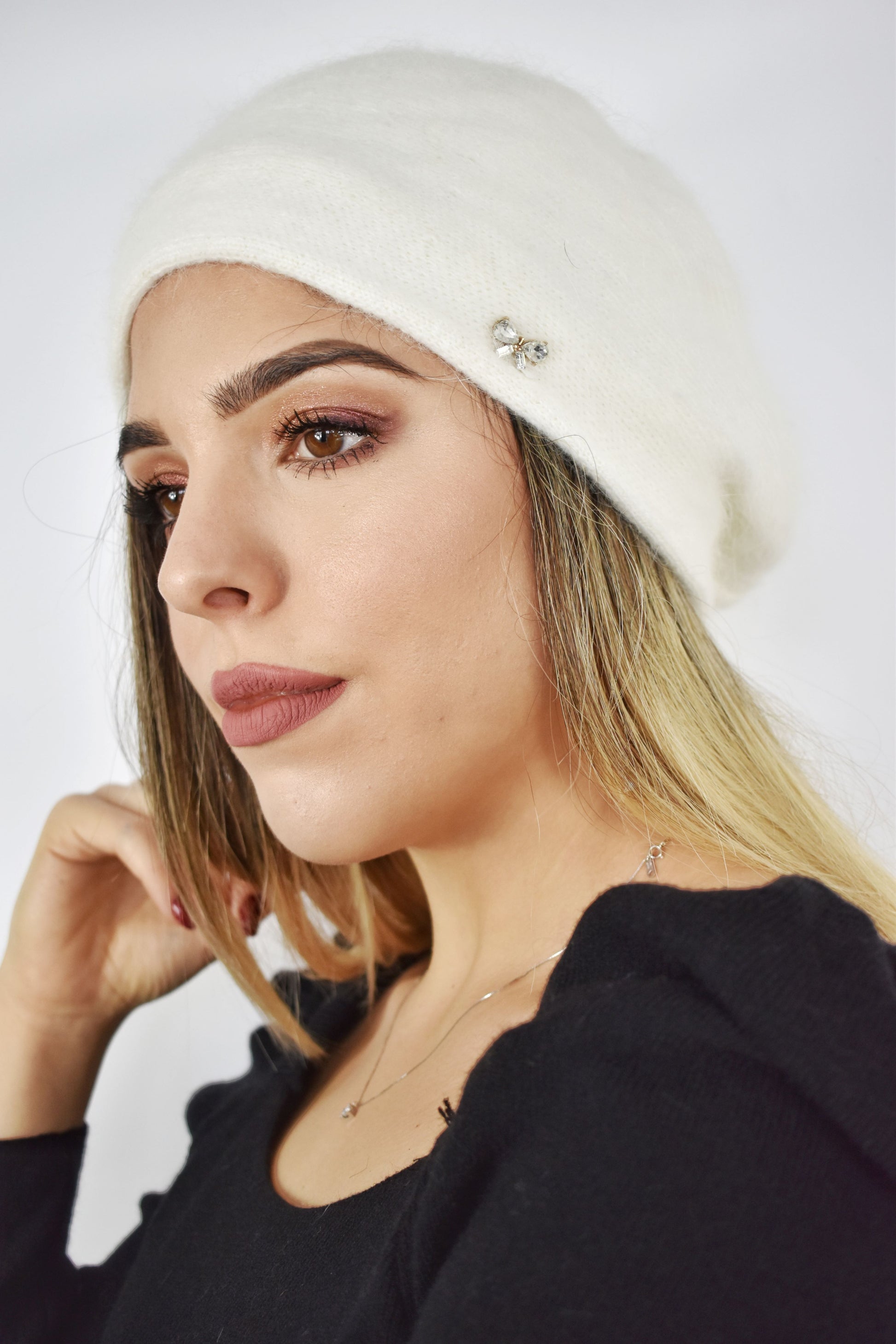 Berretto basco con fiocchetto