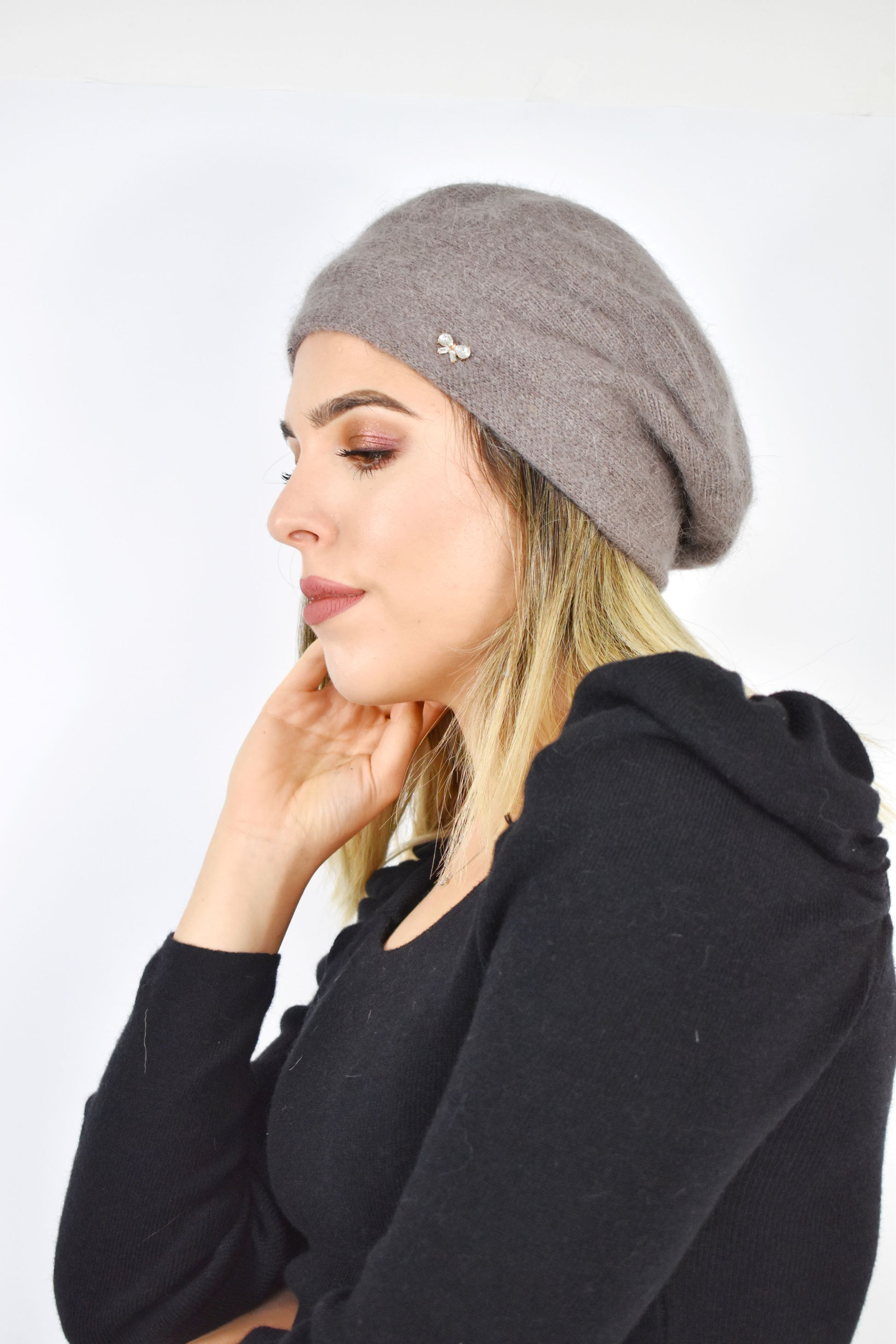 Berretto basco con fiocchetto