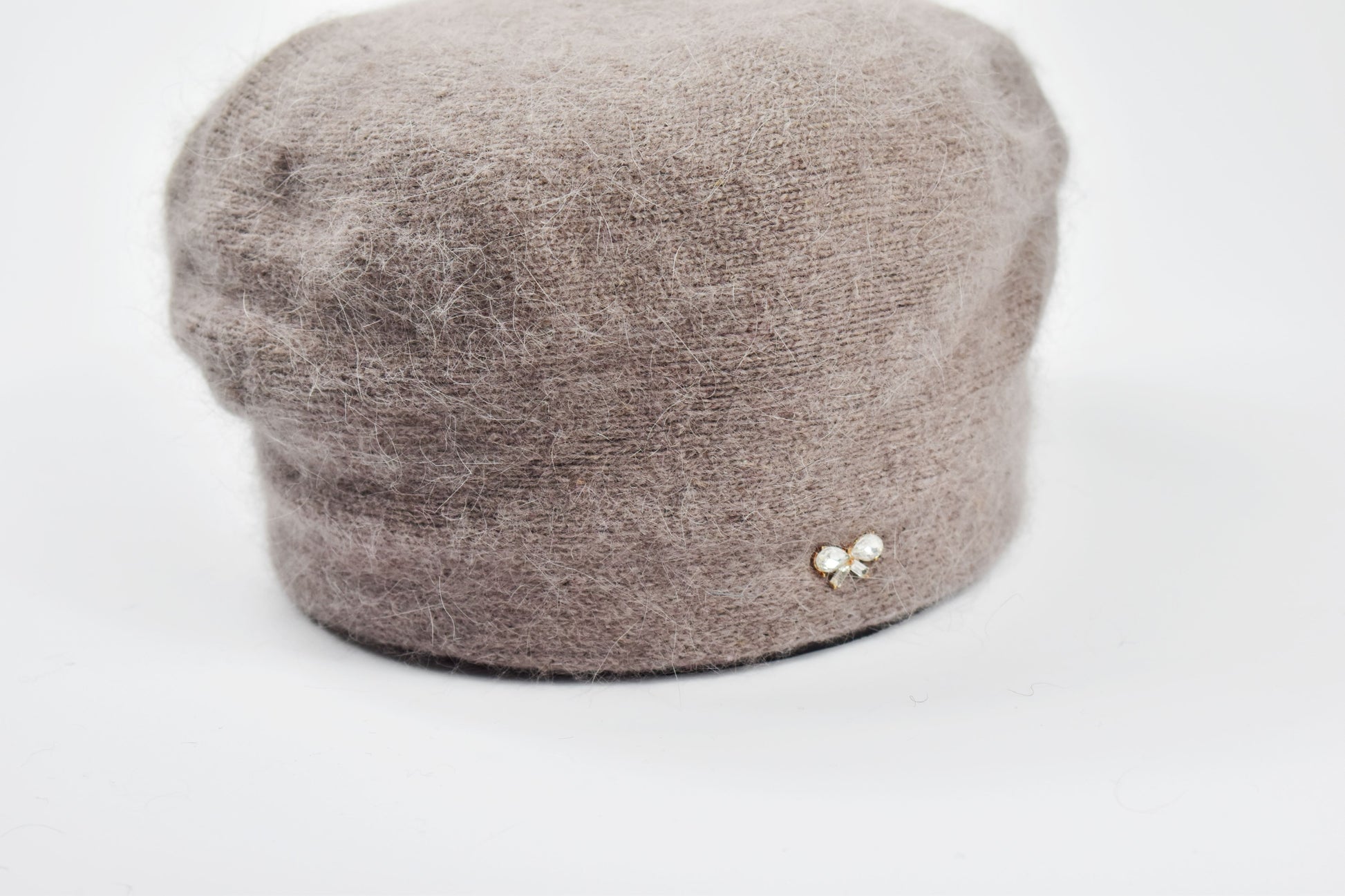 Berretto basco con fiocchetto