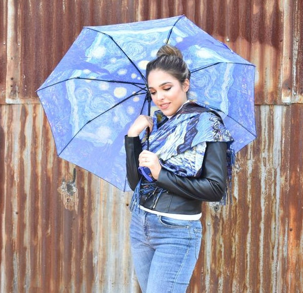 Sciarpa con stampa quadro notte stellata. Sciarpa con frange in lana e viscosa