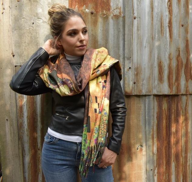 Sciarpa con quadro famoso di Klimt il bacio. Sciarpa con frange in lana e viscosa