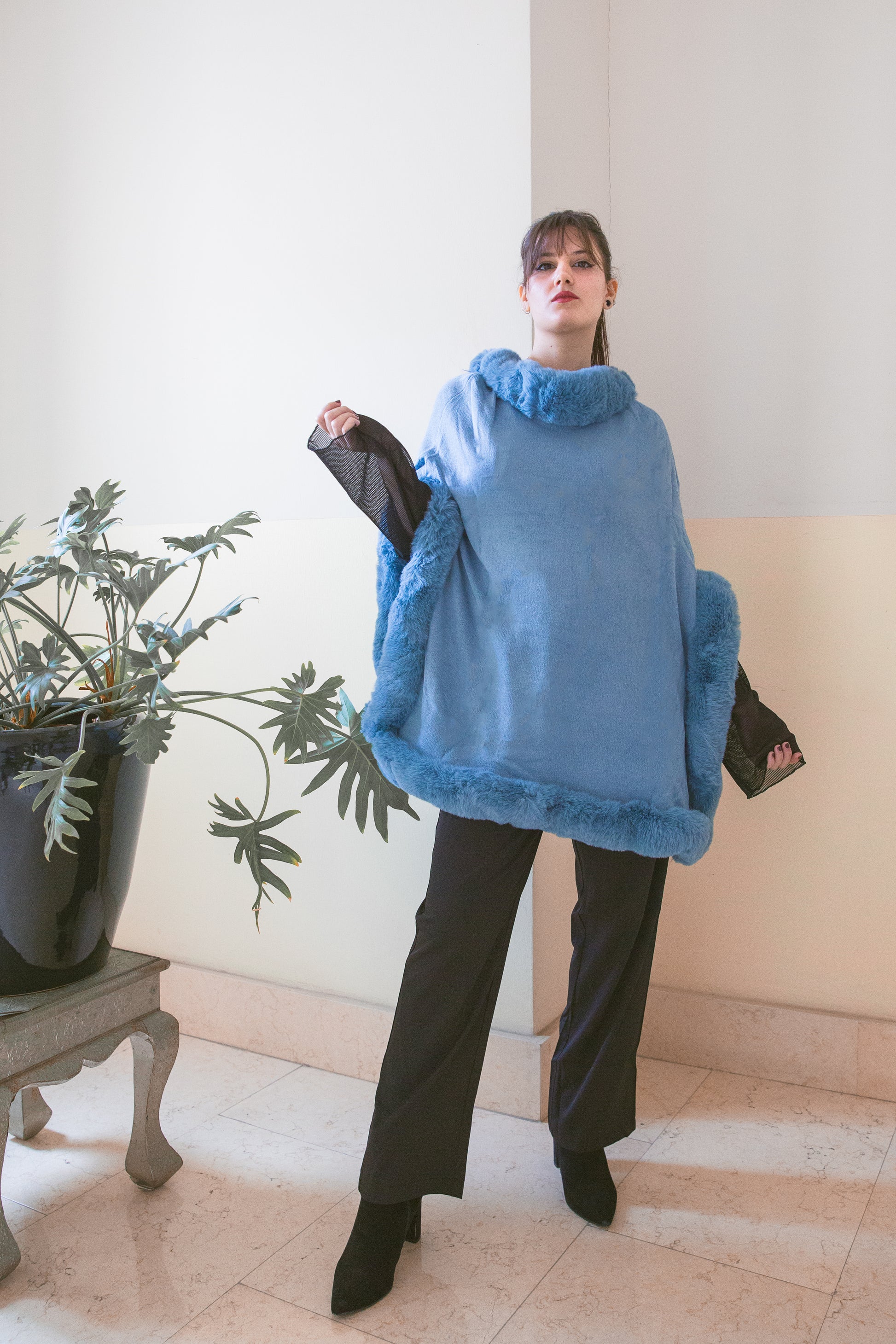 Poncho con ecopelliccia Mour