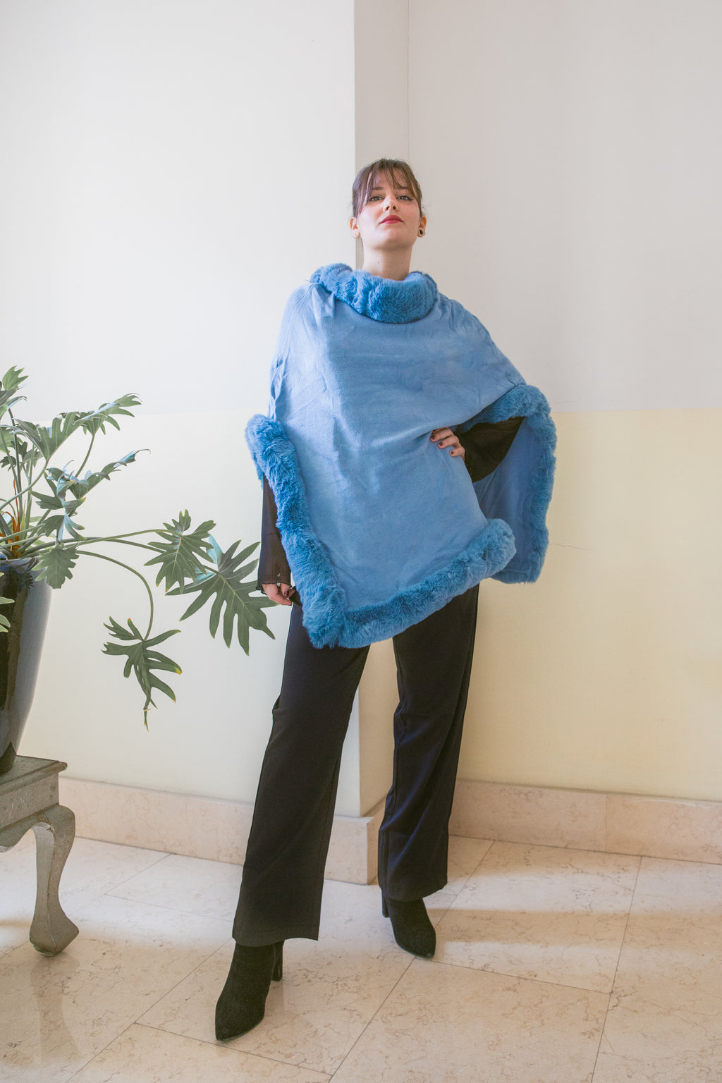 Poncho con ecopelliccia Mour