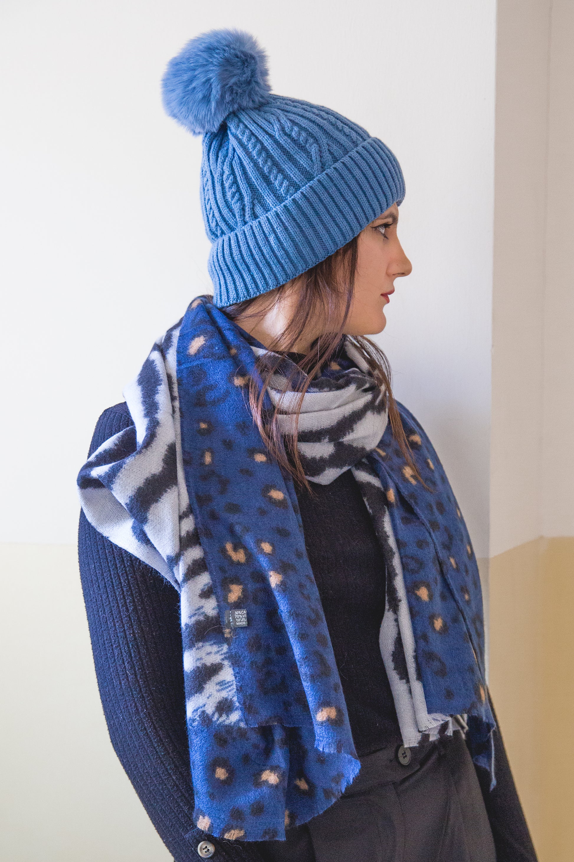 Cappello trecce pompon