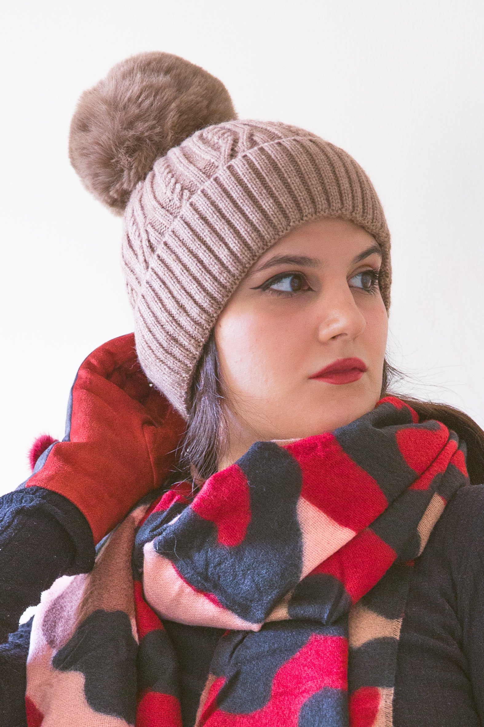 Cappello trecce pompon