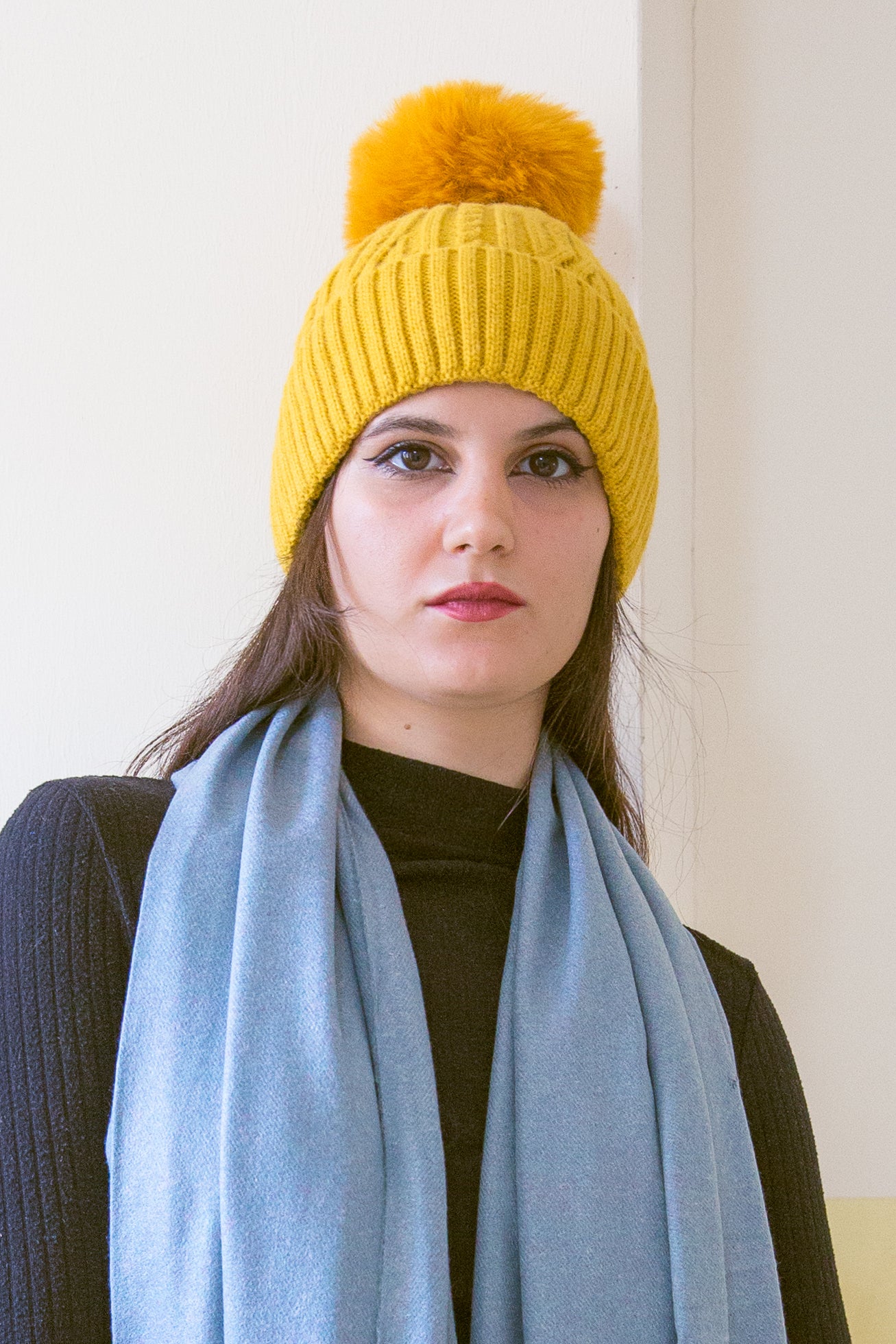 Cappello trecce pompon