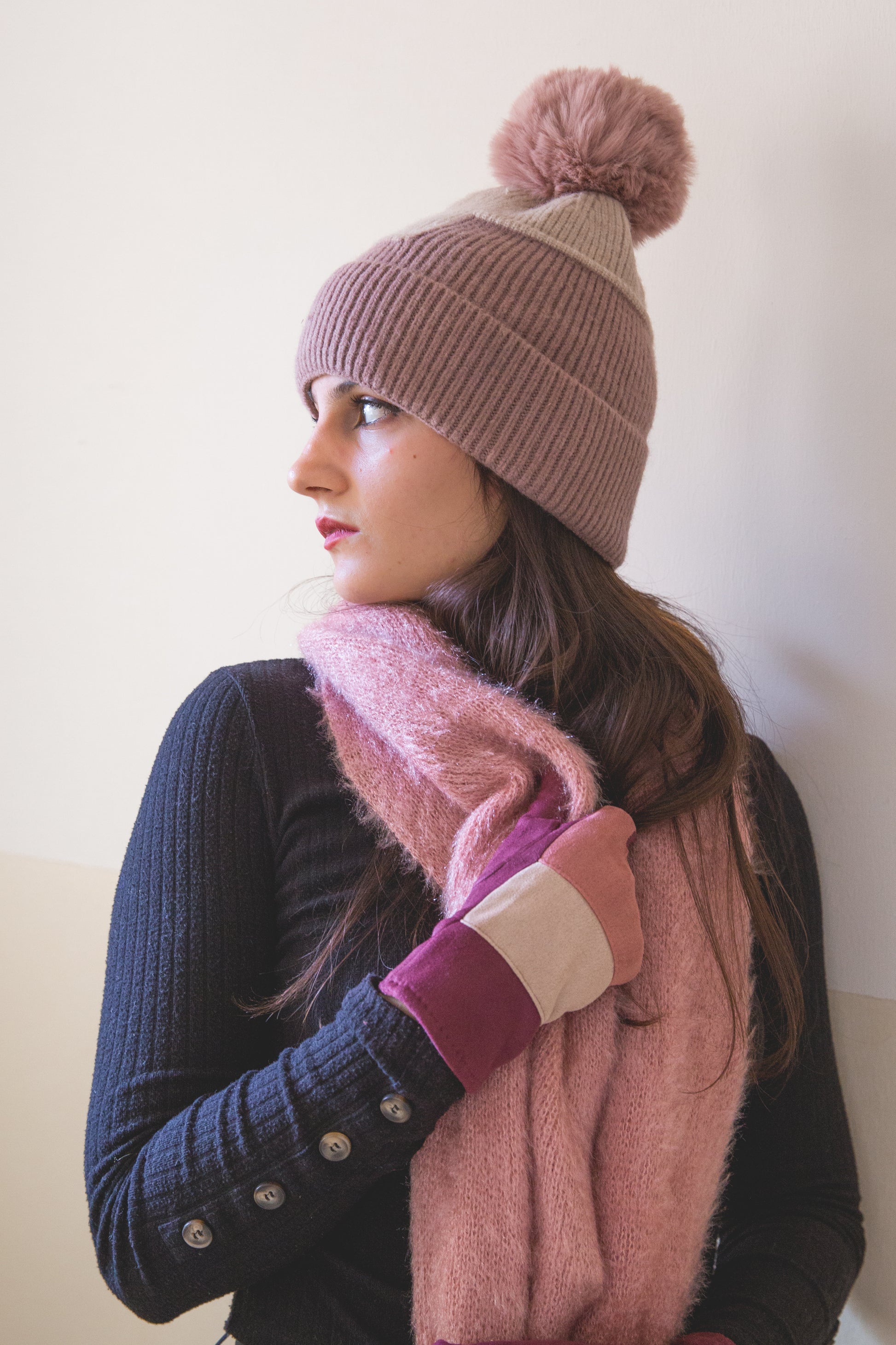 Cappello bicolor con pompon