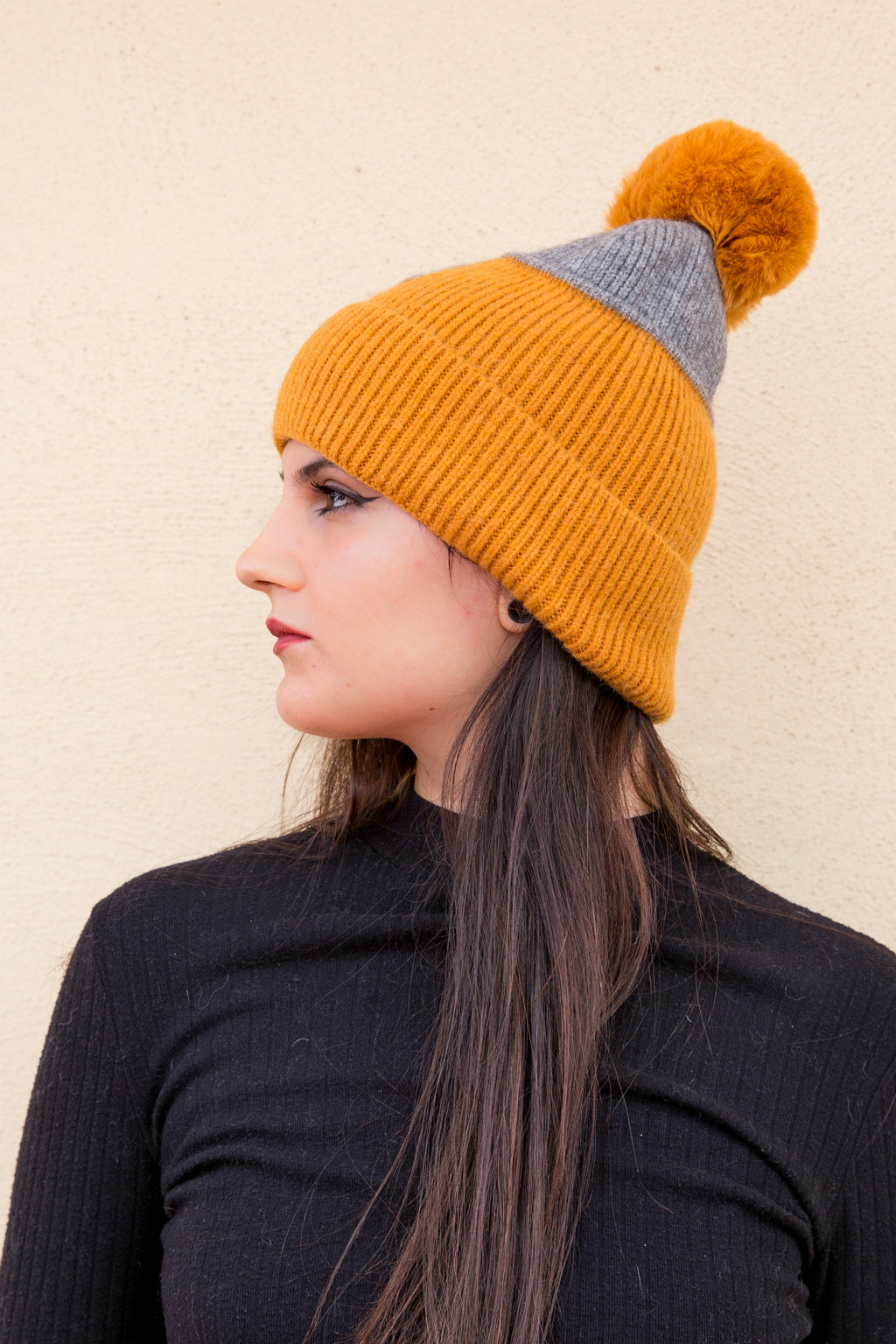 Cappello bicolor con pompon