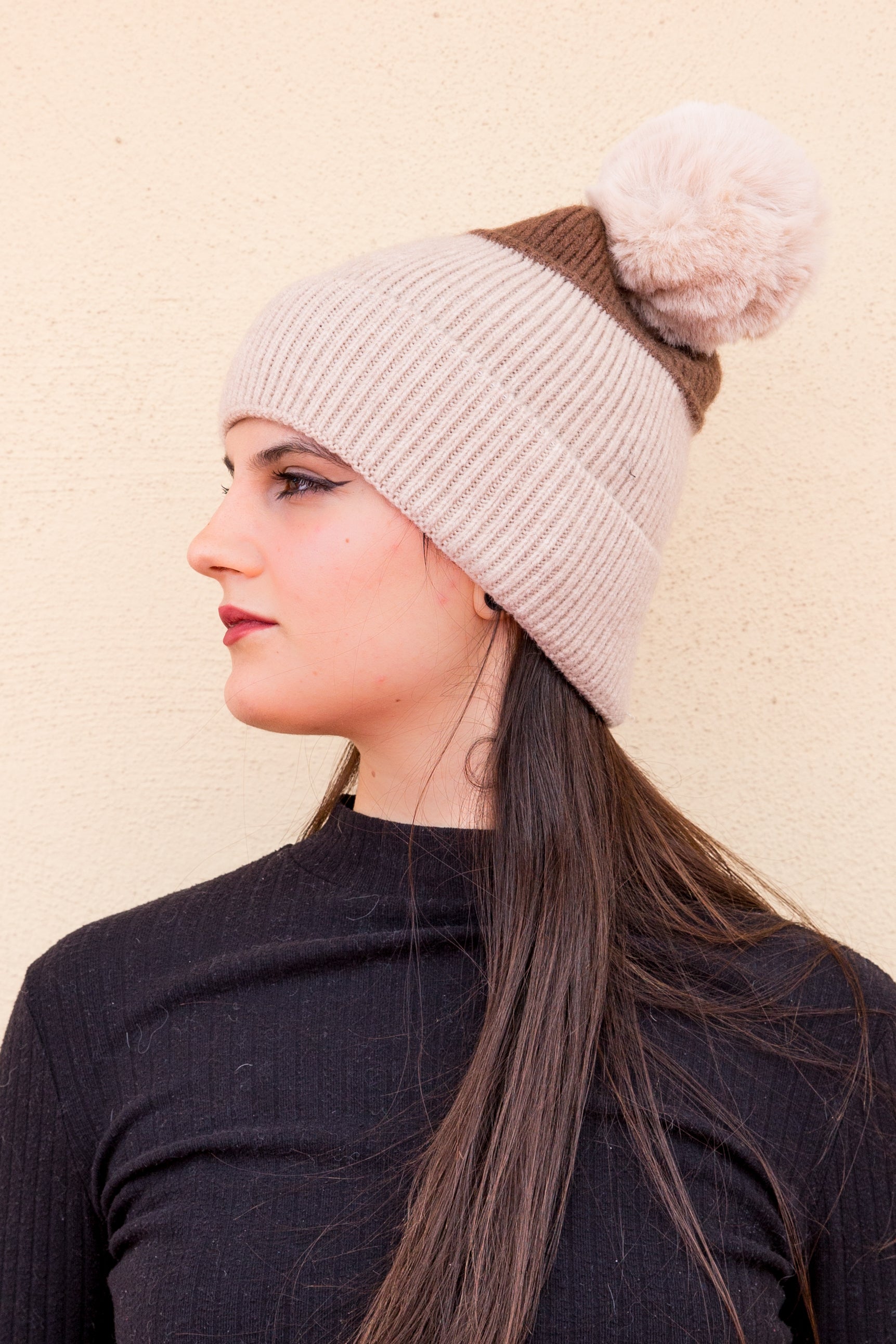 Cappello bicolor con pompon