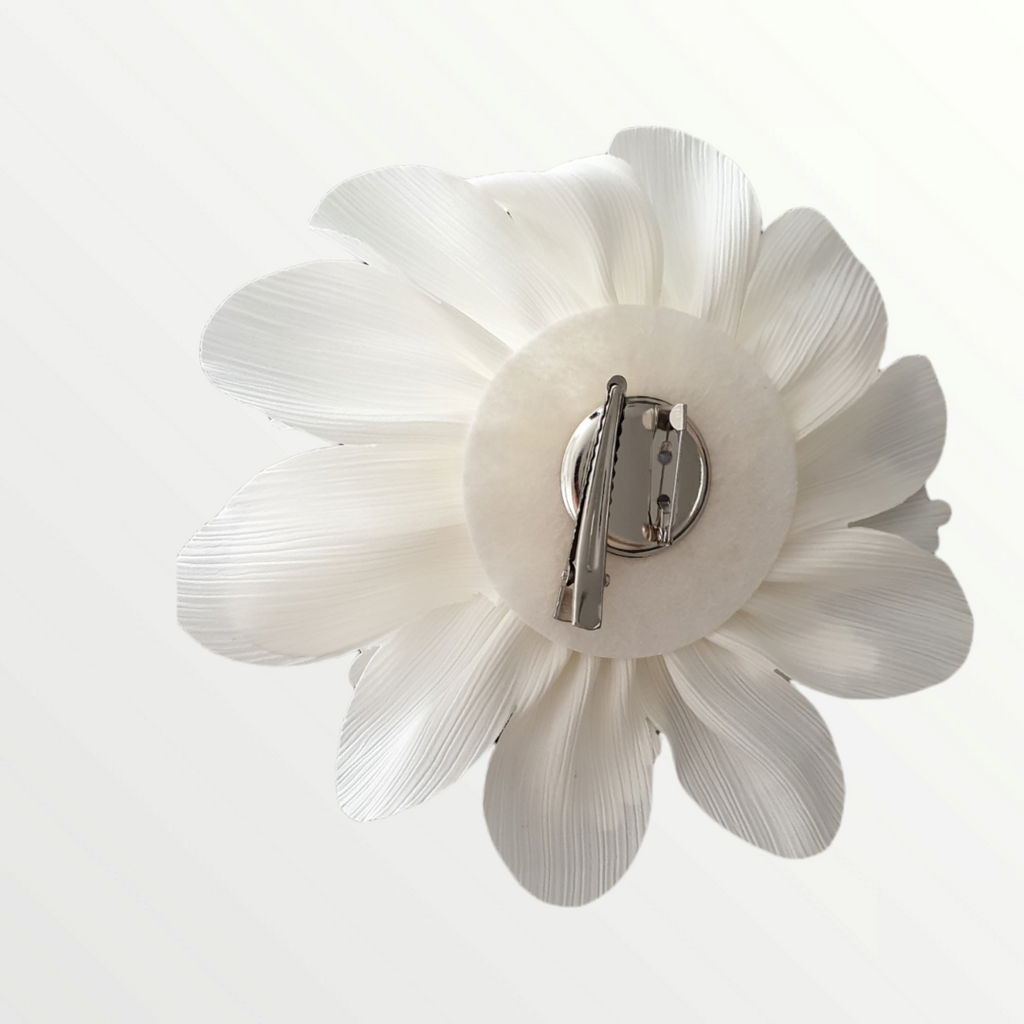 Spilla in tessuto bianca