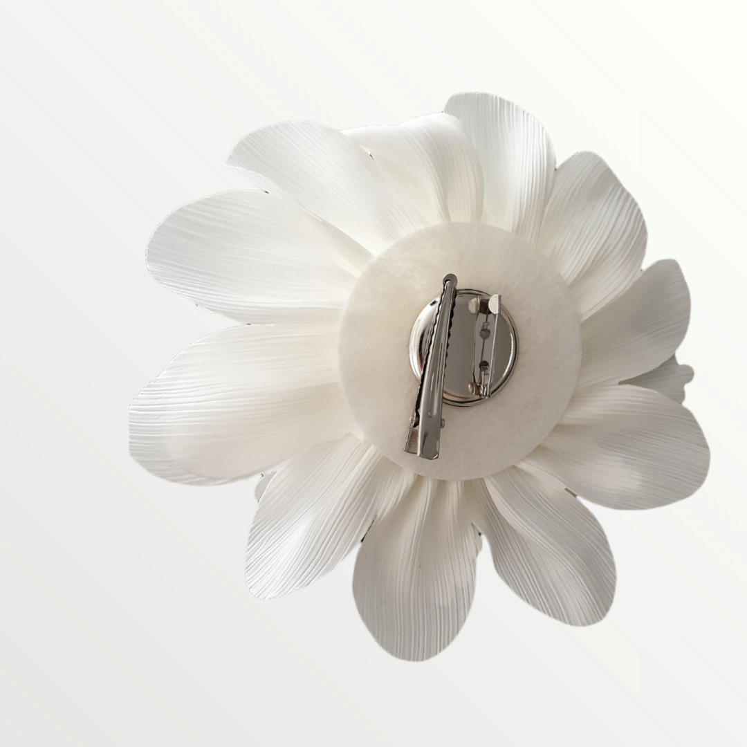 Spilla in tessuto bianca